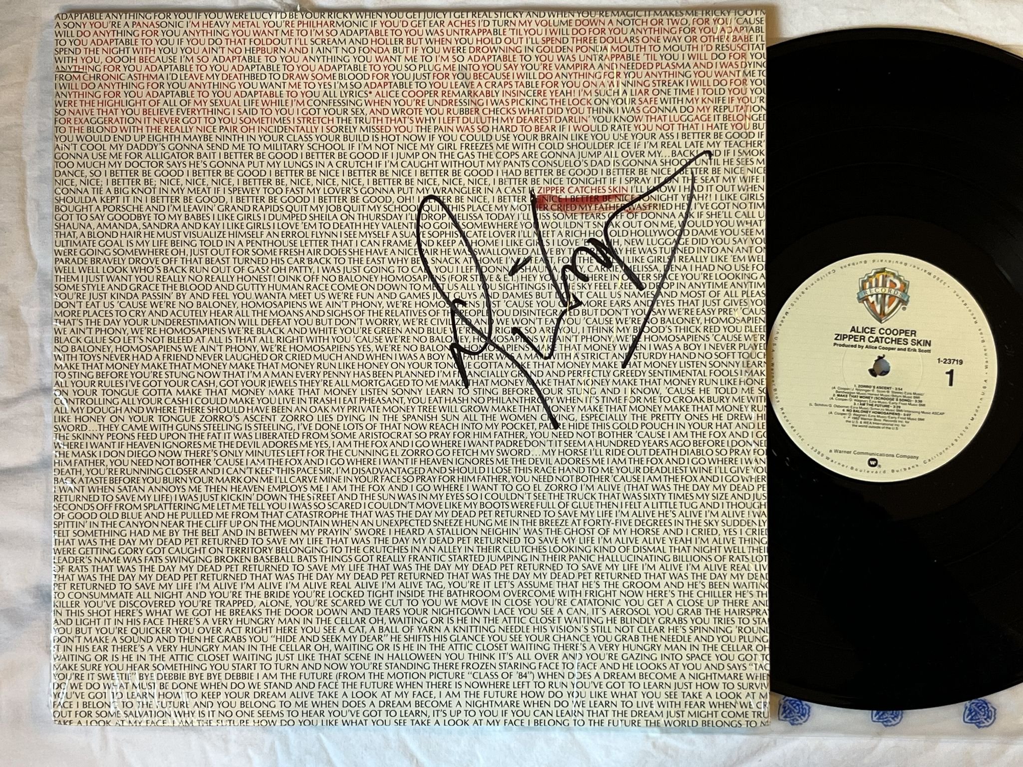 Omslagsbild för skivan ALICE COOPER zipper catches skin LP -82 US warner 1-23719 *** SIGNED ***