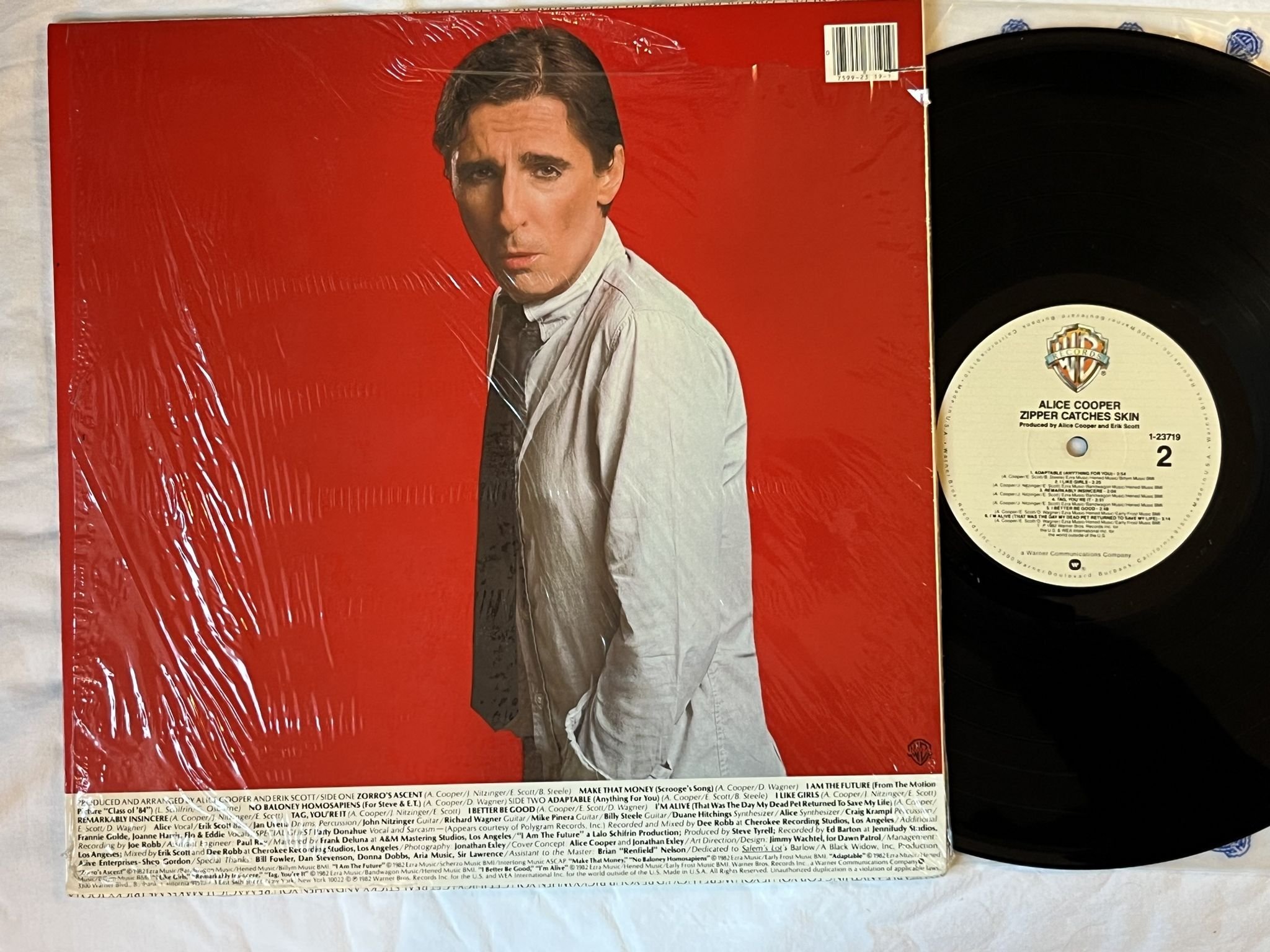 Omslagsbild för skivan ALICE COOPER zipper catches skin LP -82 US warner 1-23719 *** SIGNED ***
