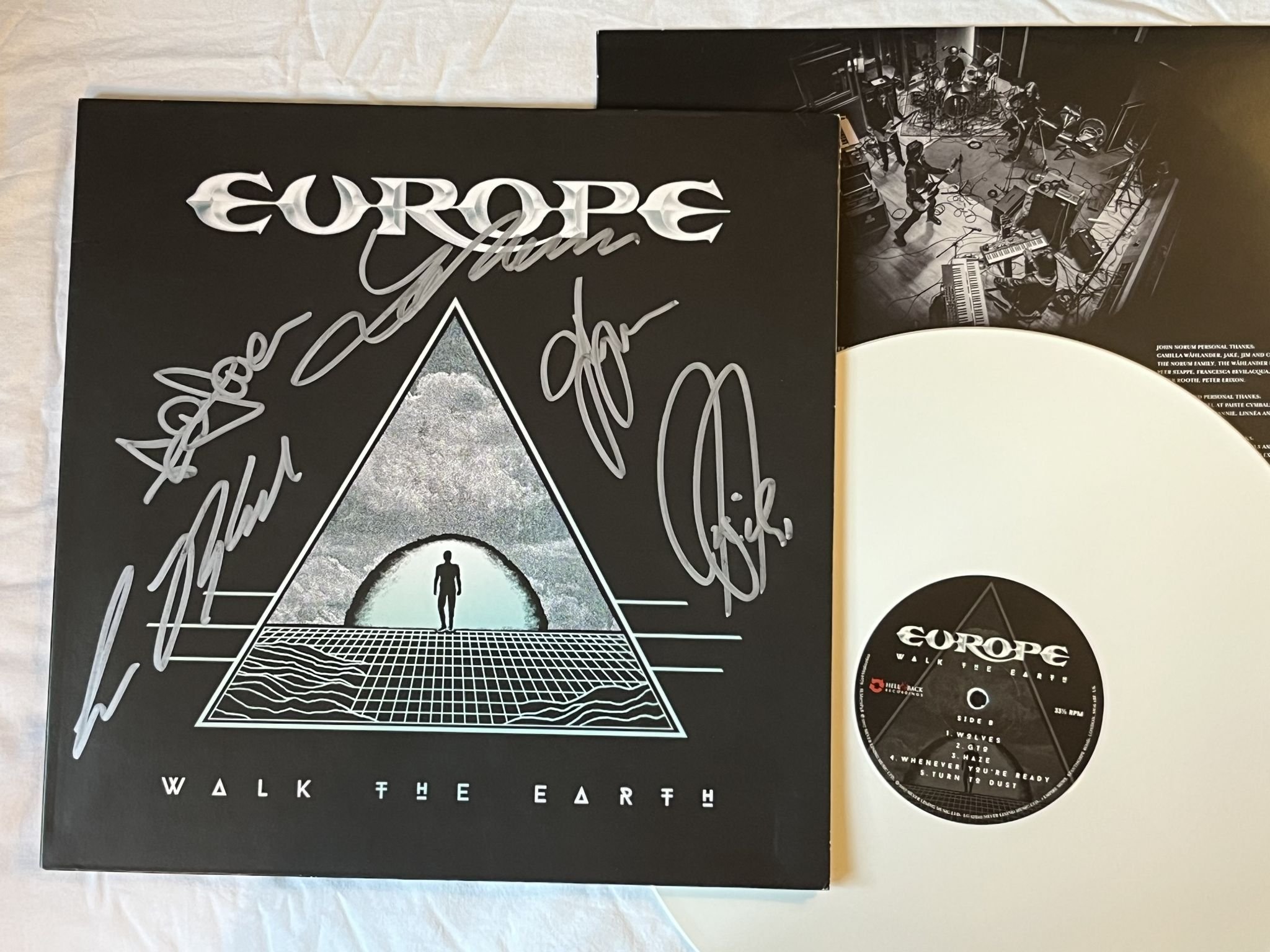 Omslagsbild för skivan EUROPE walk the earth LP 2017 HELL & BACK SLM072P48 *** FULLY SIGNED ***