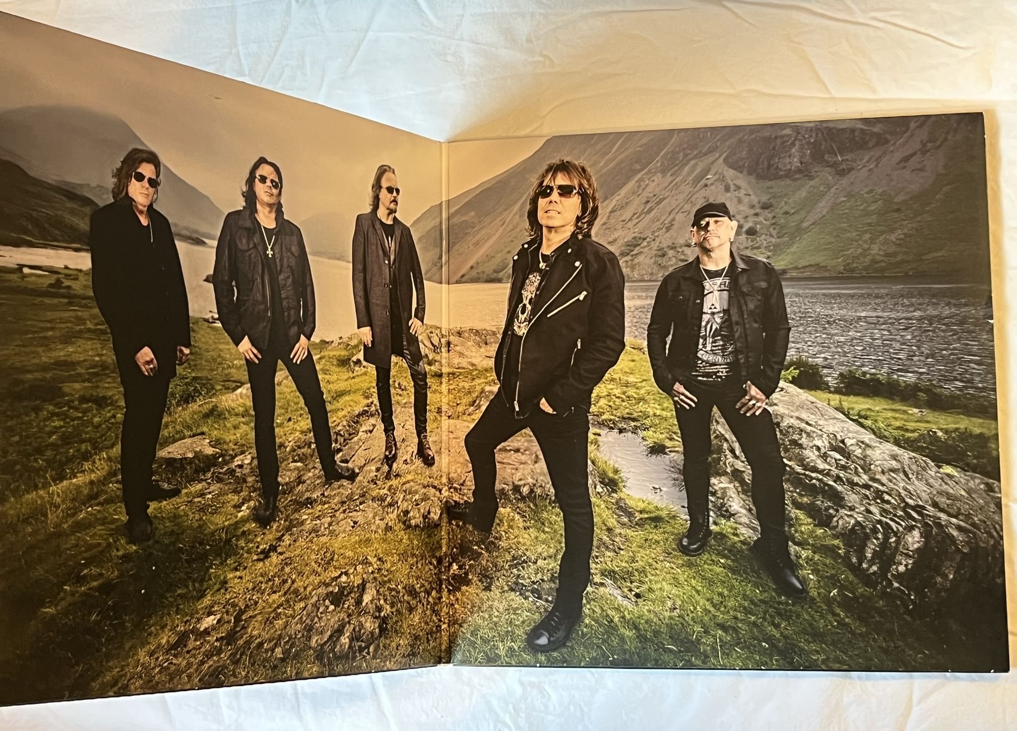 Omslagsbild för skivan EUROPE walk the earth LP 2017 HELL & BACK SLM072P48 *** FULLY SIGNED ***