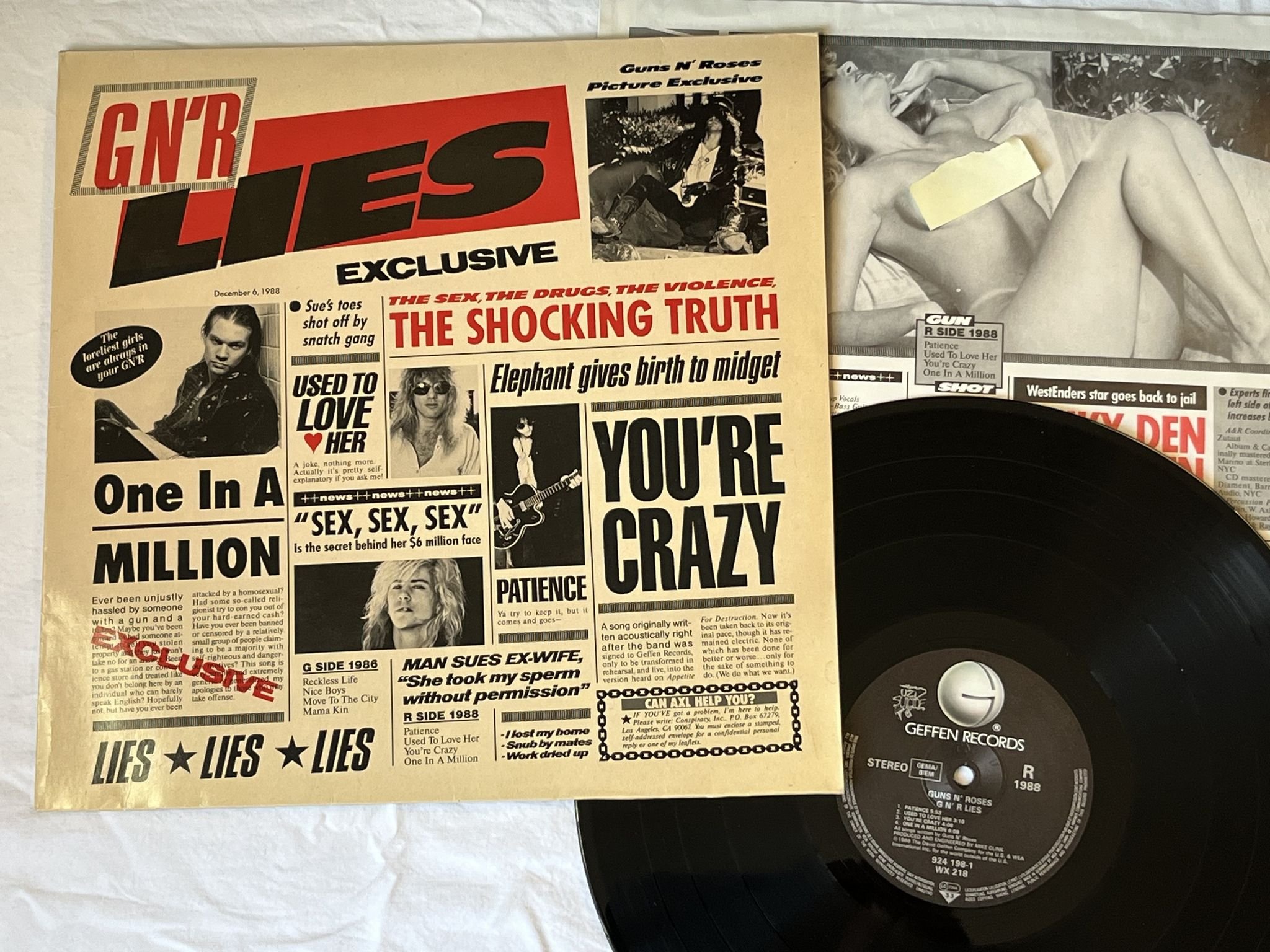 Omslagsbild för skivan GUNS N ROSES G n' R Lies LP -86 Hol GEFFEN 924 198-1 ** uncencored inner **