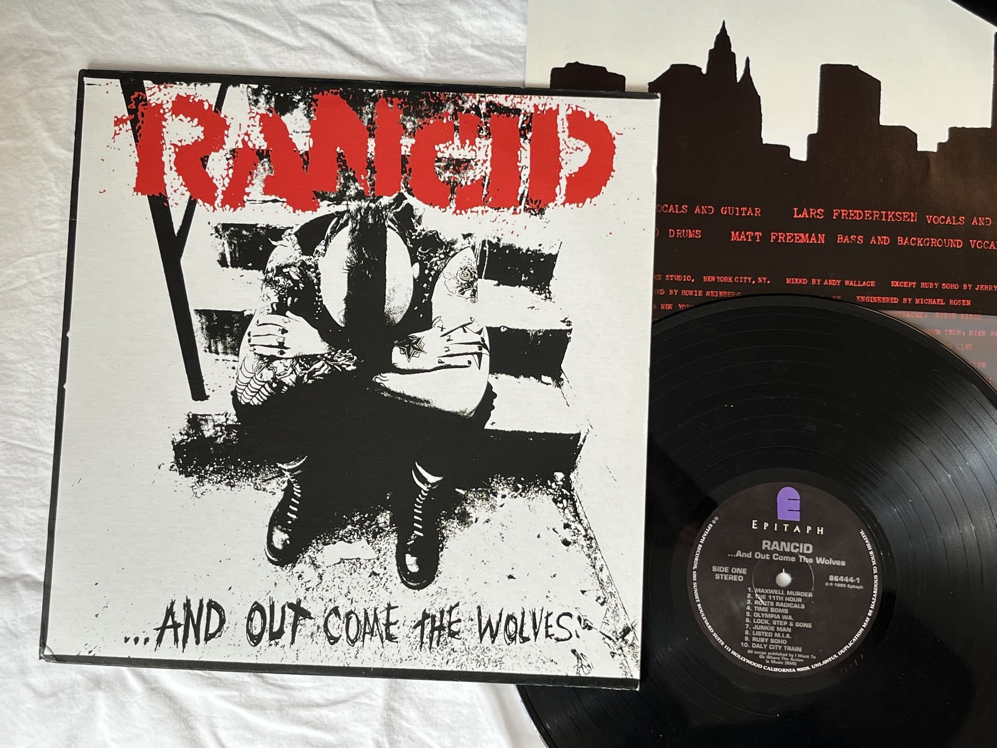 Omslagsbild för skivan RANCID ...And Out Come The Wolves LP -95 US Epitaph 86444-1