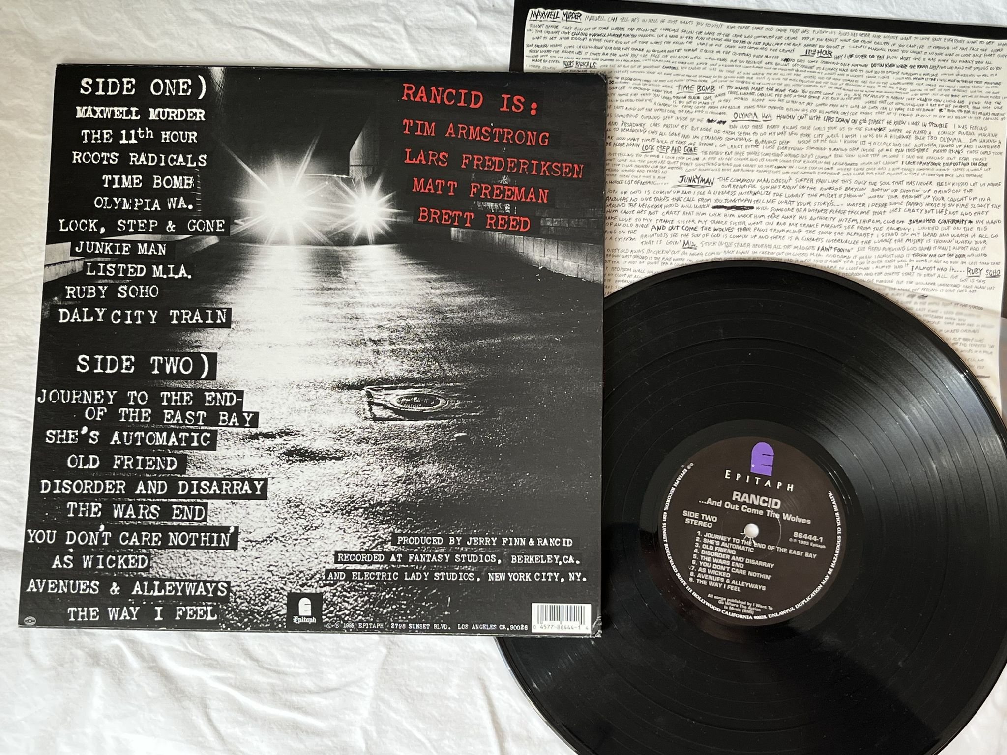 Omslagsbild för skivan RANCID ...And Out Come The Wolves LP -95 US Epitaph 86444-1