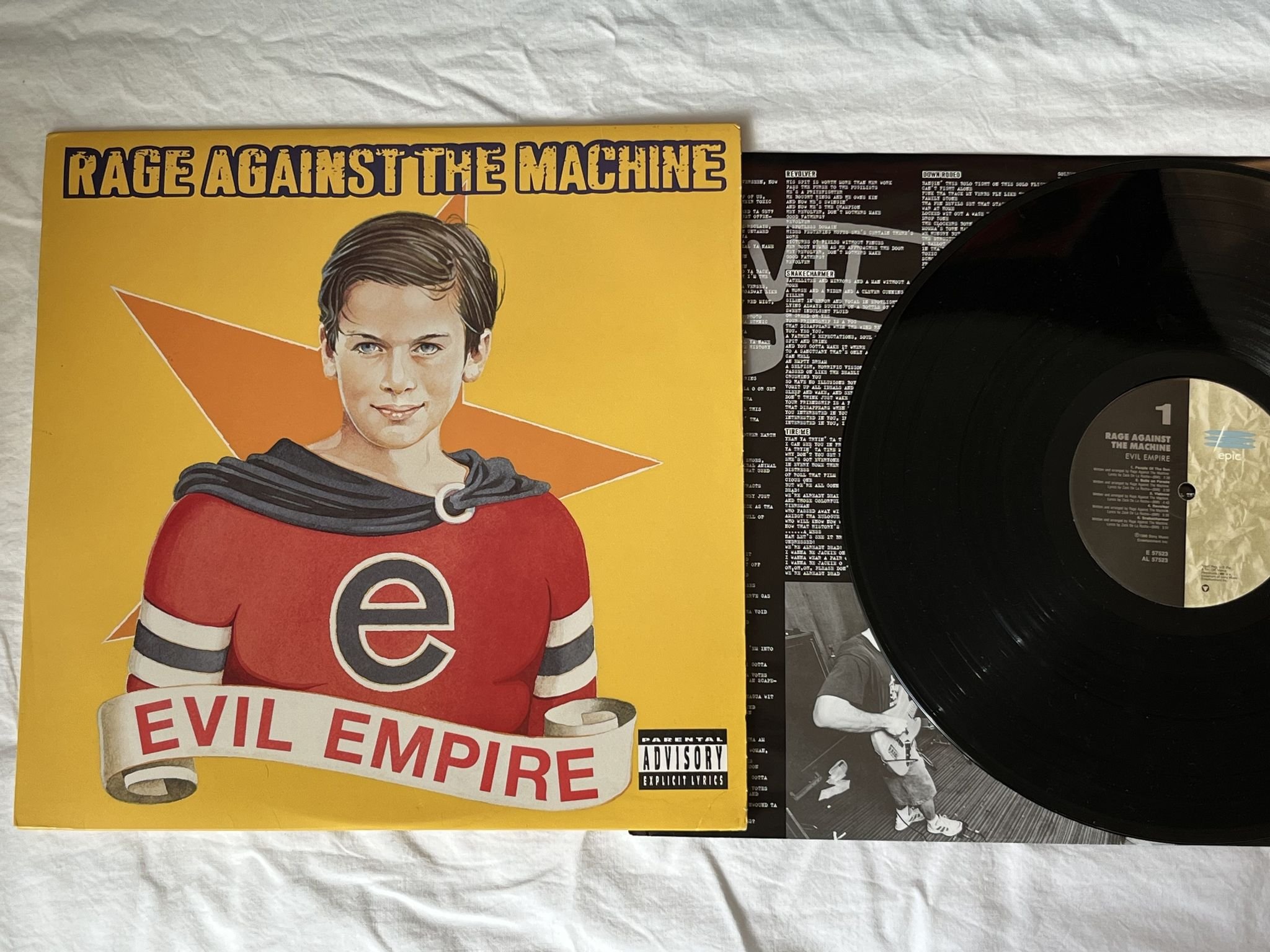 Omslagsbild för skivan RAGE AGAINST THE MACHINE Evil Empire LP -96 US EPIC E 57523 *** HARDCORE RAP ***
