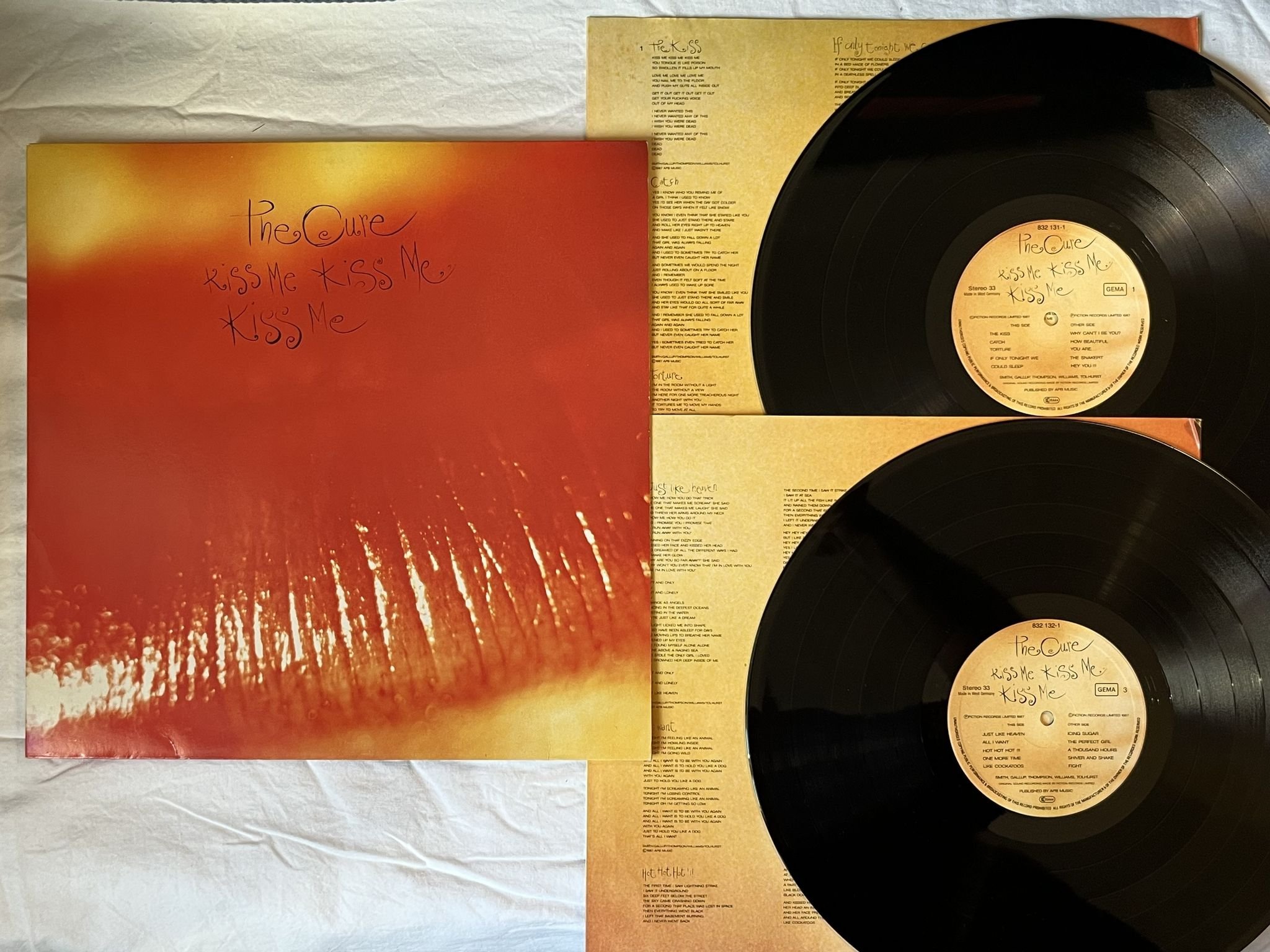 Omslagsbild för skivan THE CURE Kiss Me Kiss Me Kiss Me 2xLP -87 Ger FICTION 832 130-1