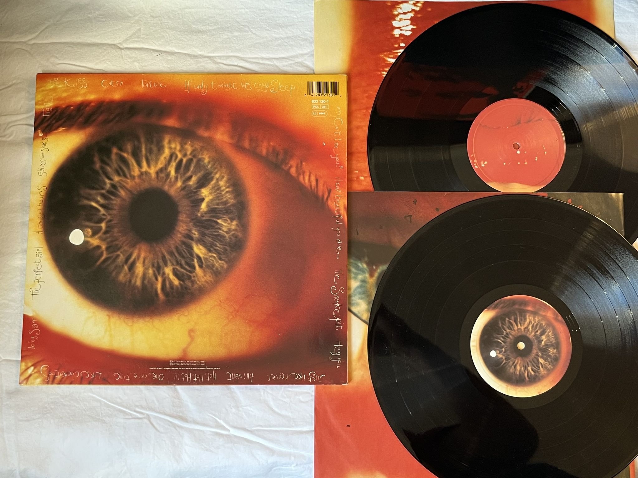 Omslagsbild för skivan THE CURE Kiss Me Kiss Me Kiss Me 2xLP -87 Ger FICTION 832 130-1