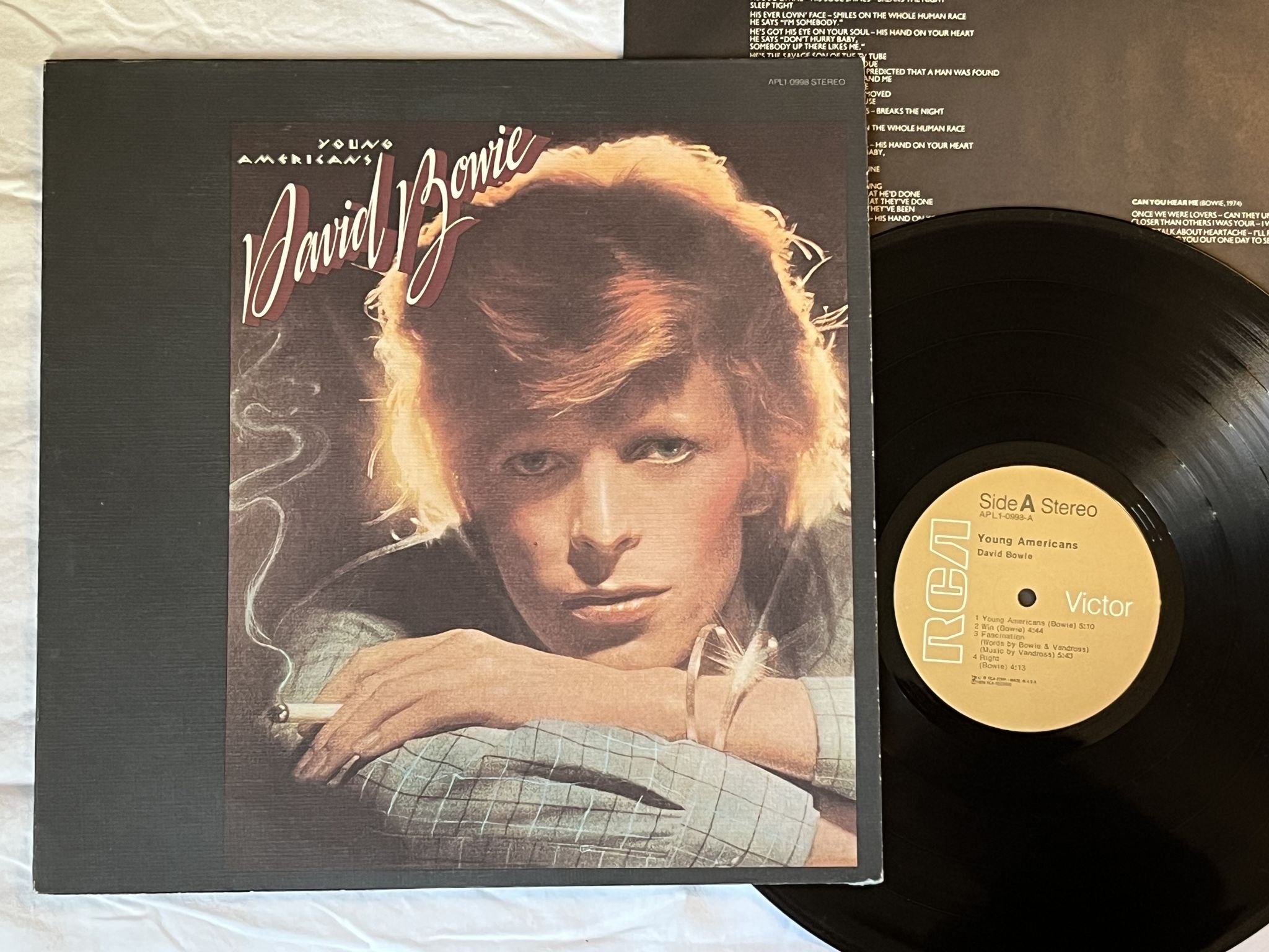 Omslagsbild för skivan DAVID BOWIE young americans LP -75 US RCA APL1 0998