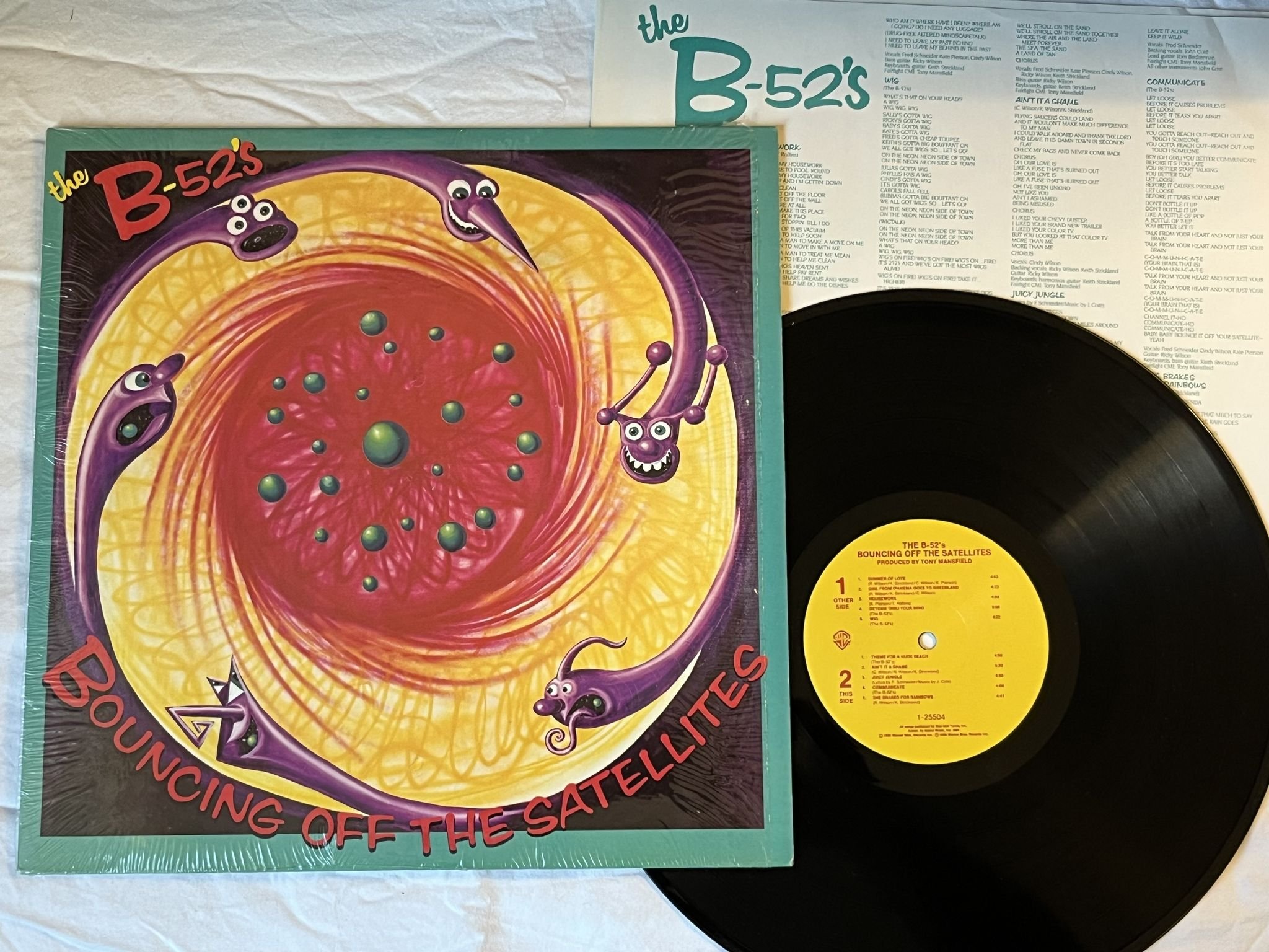 Omslagsbild för skivan THE B-52's - boucning off the satellites LP -86 US WARNER BROS 1-25504