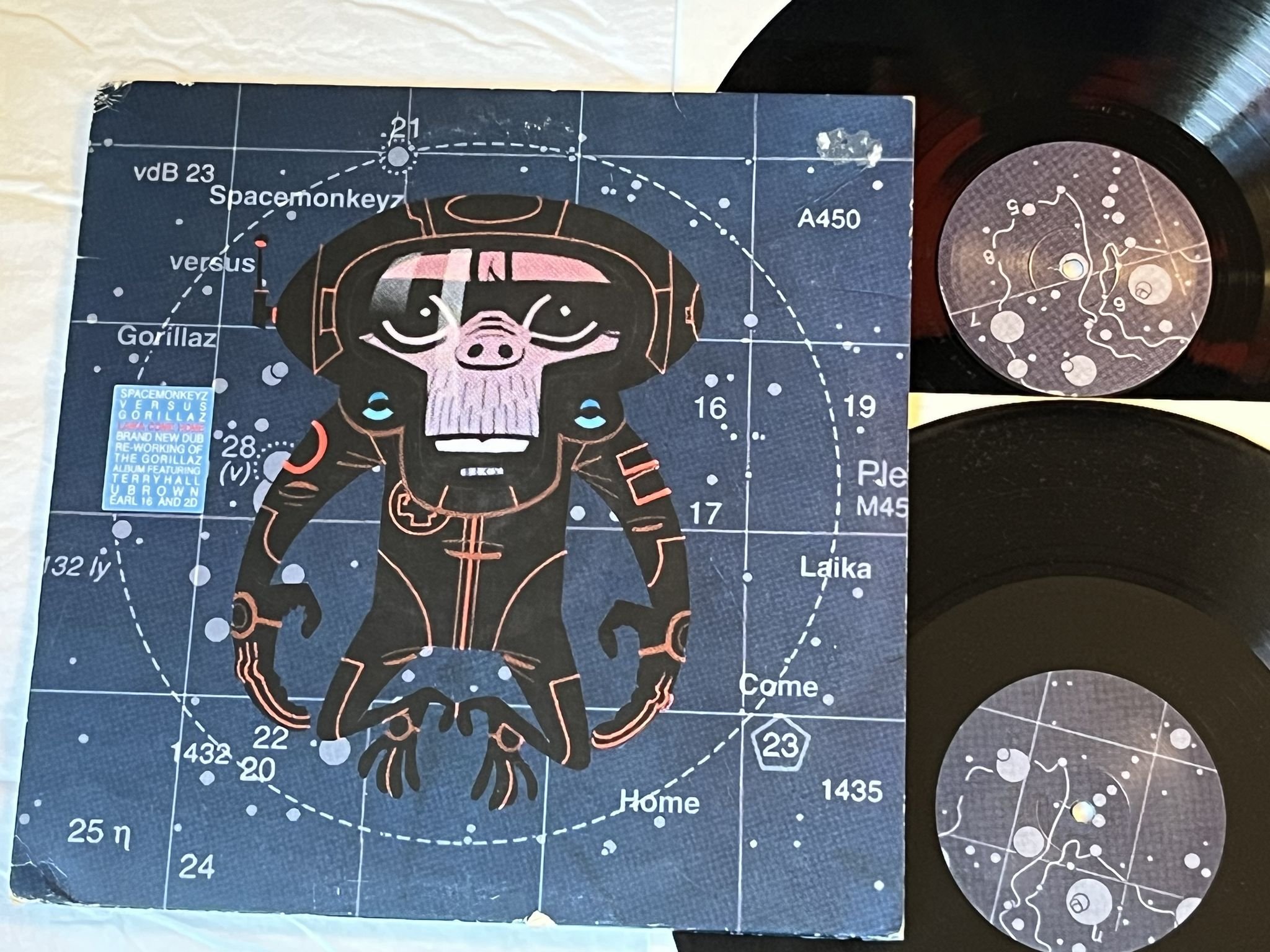 Omslagsbild för skivan SPACEMONKEYZ vs. GORILLAZ Laika Come Home 2xLP 2002 EMI 724353998219 ** WOW **
