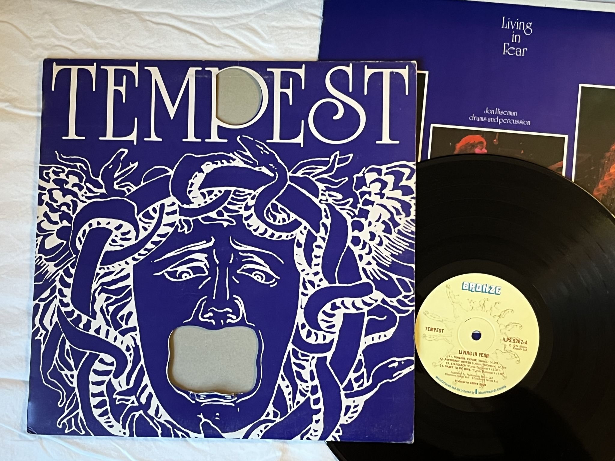 Omslagsbild för skivan TEMPEST living in fear LP -74 UK BRONZE ILPS 9267