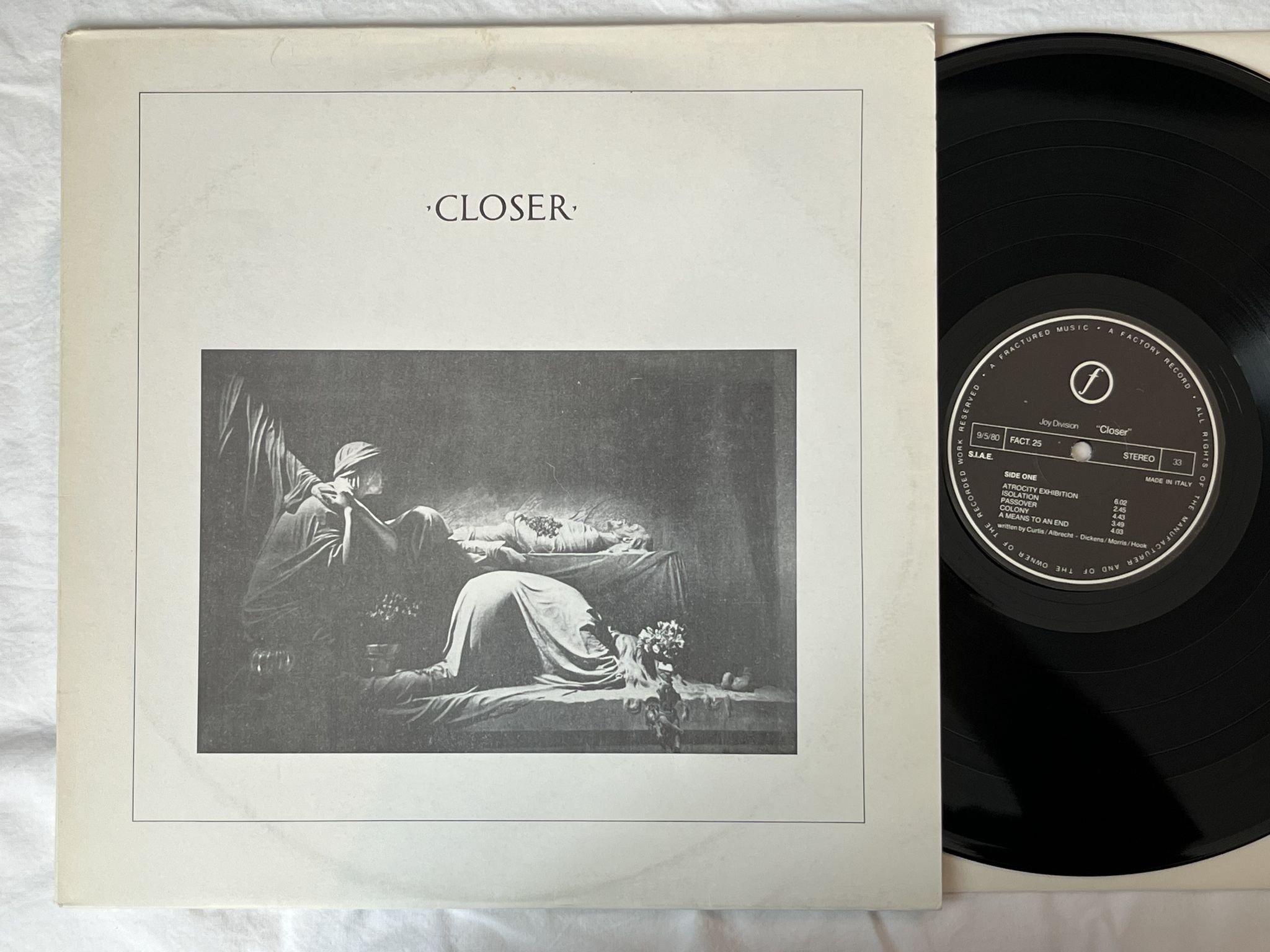 Omslagsbild för skivan JOY DIVISION closer LP Ita FACTORY FACT·XXV