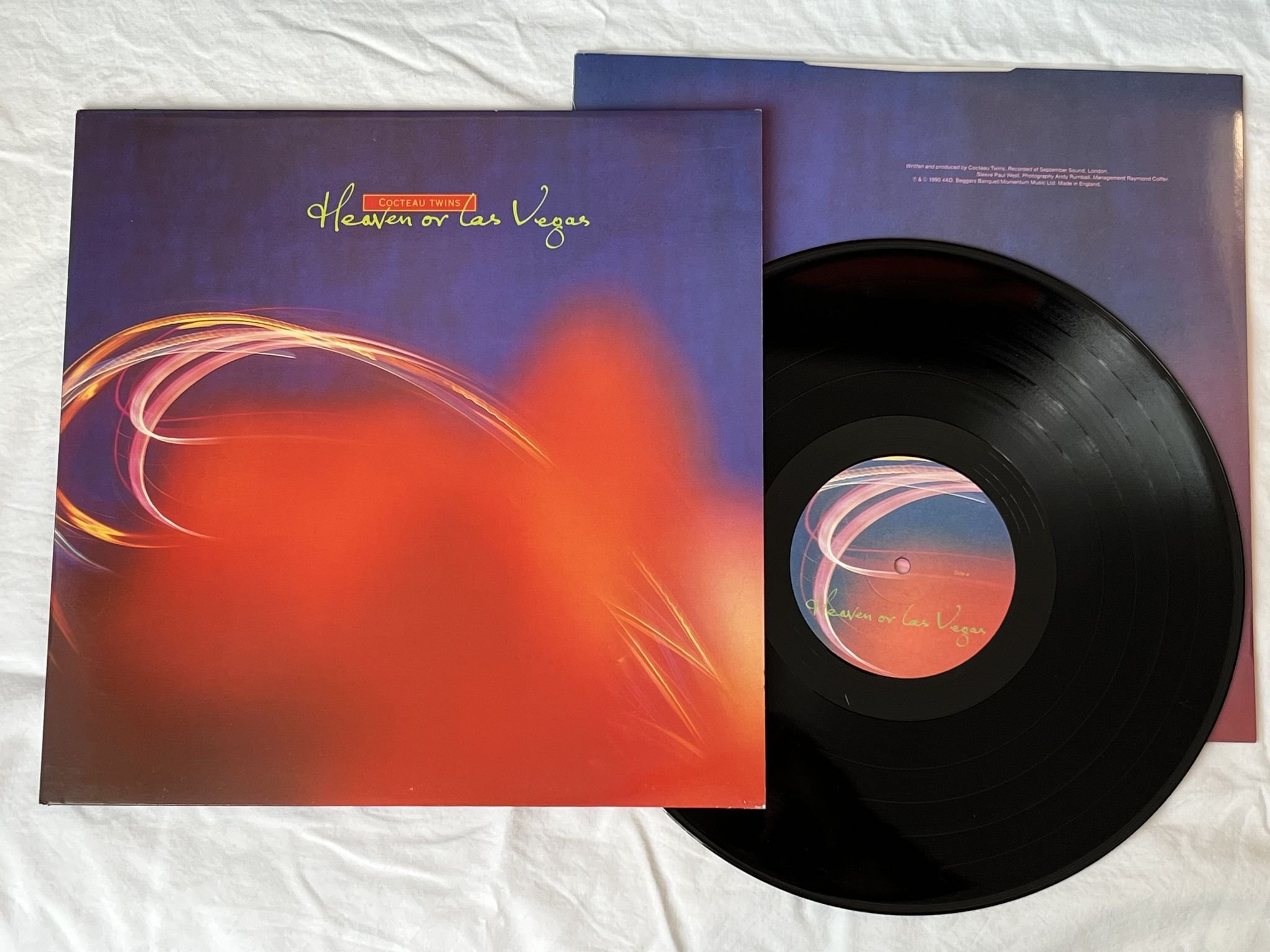 Omslagsbild för skivan COCTEAU TWINS Heaven Or Las Vegas LP -90 UK 4AD CAD 0012 *** R A R E ***