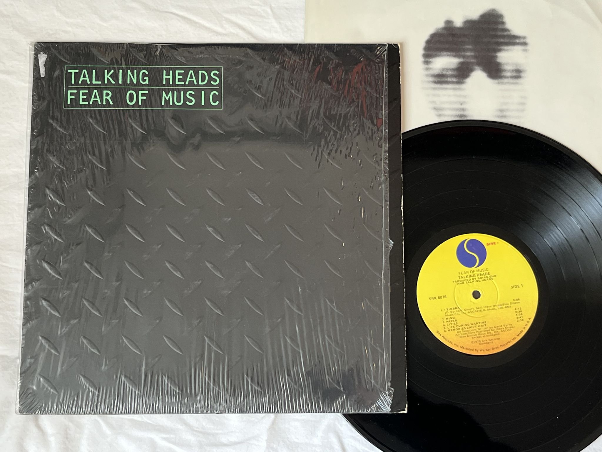 Omslagsbild för skivan TALKING HEADS fear of music LP -79 US SIRE SRK 6076
