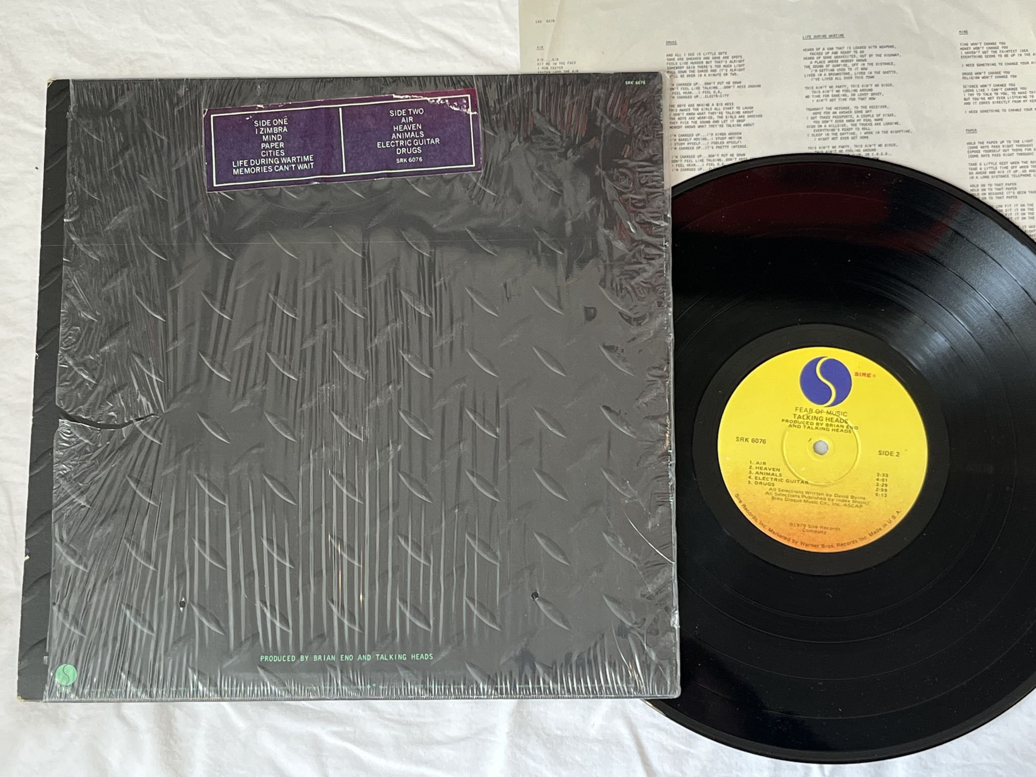 Omslagsbild för skivan TALKING HEADS fear of music LP -79 US SIRE SRK 6076