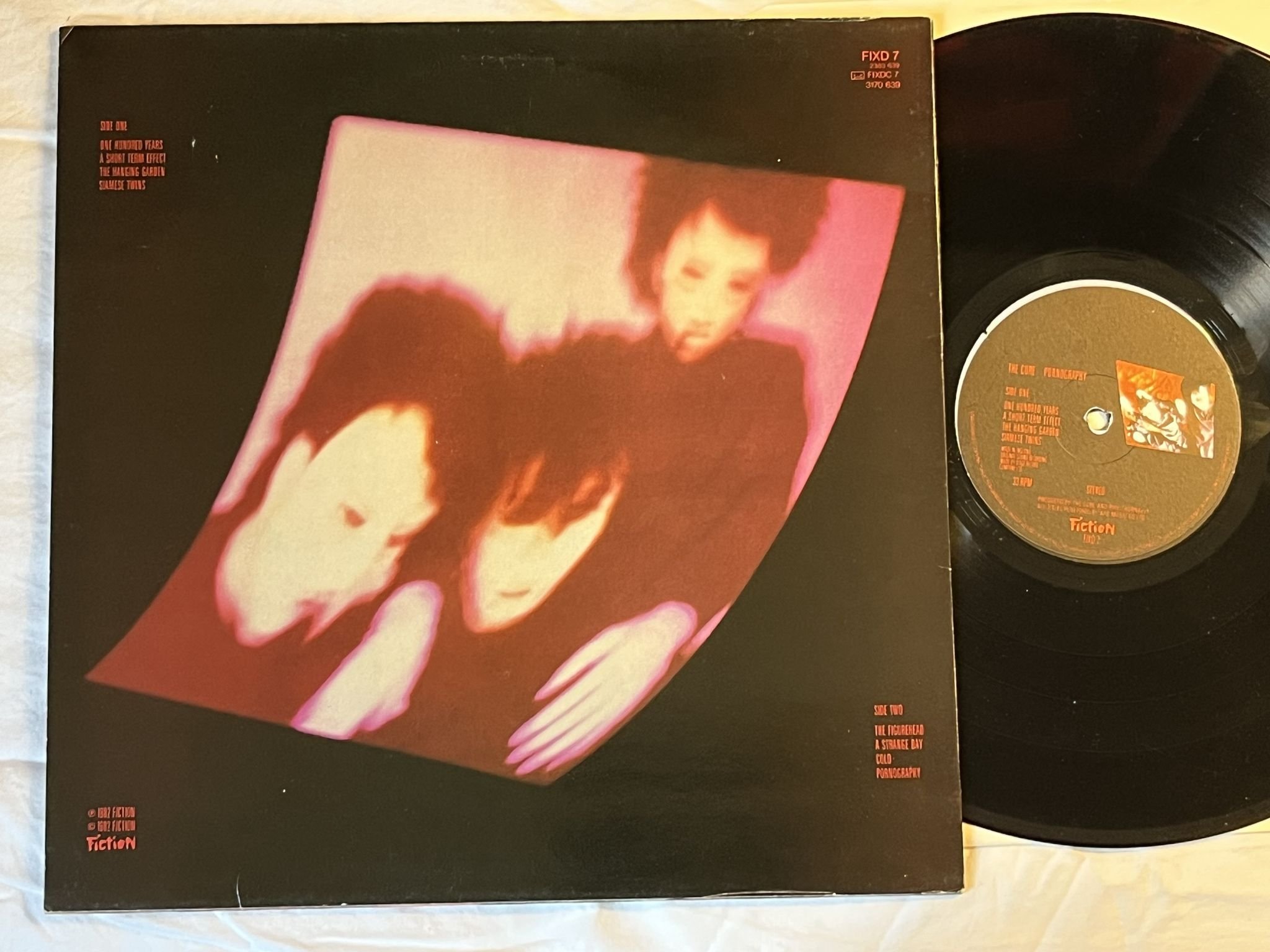 Omslagsbild för skivan THE CURE Pornography LP -82 UK FICTION FIXD 7 *** GOTH ROCK ***