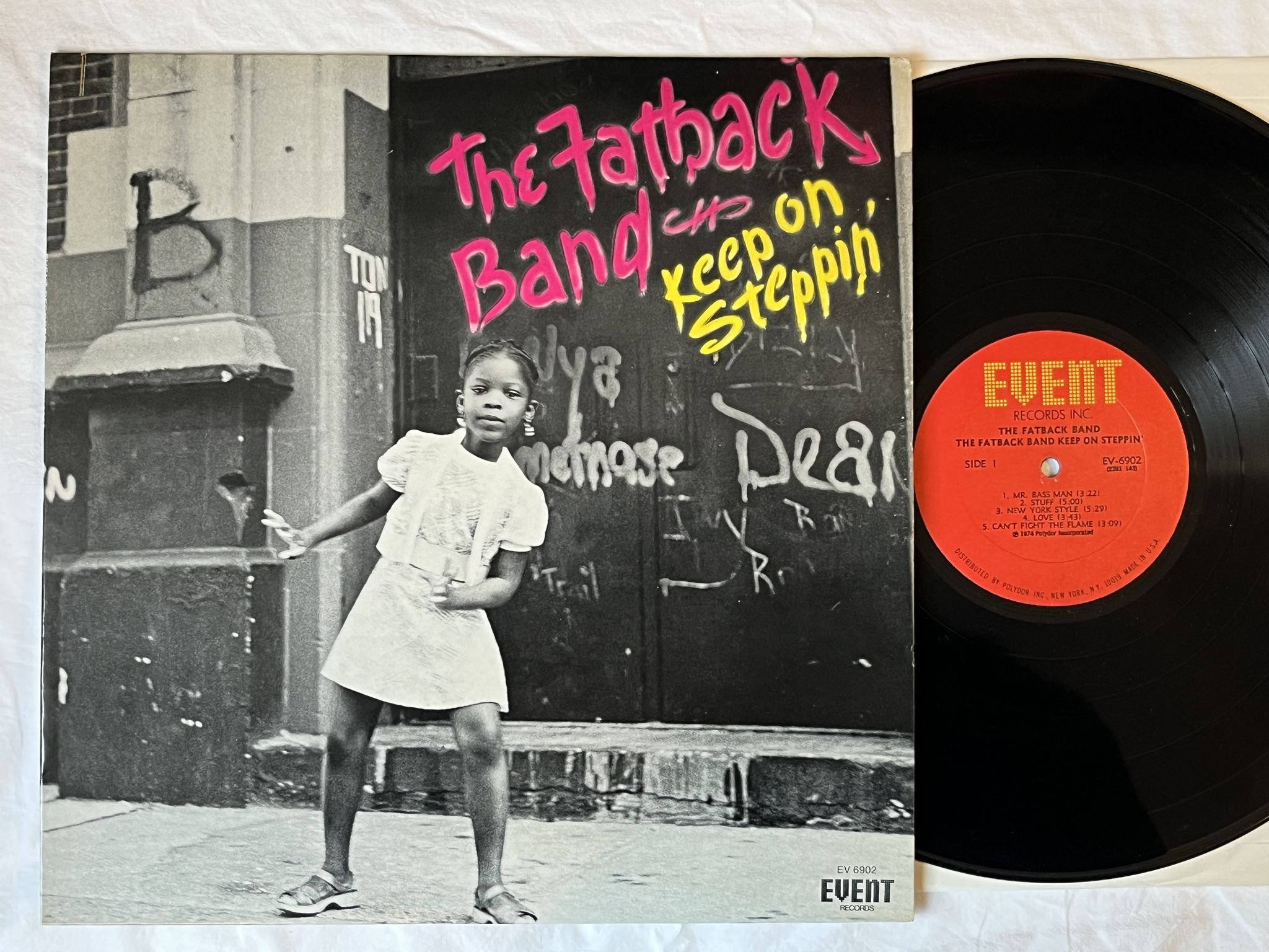 Omslagsbild för skivan THE FATBACK BAND keep on steppin LP -74 US POLYDOR EV 6902