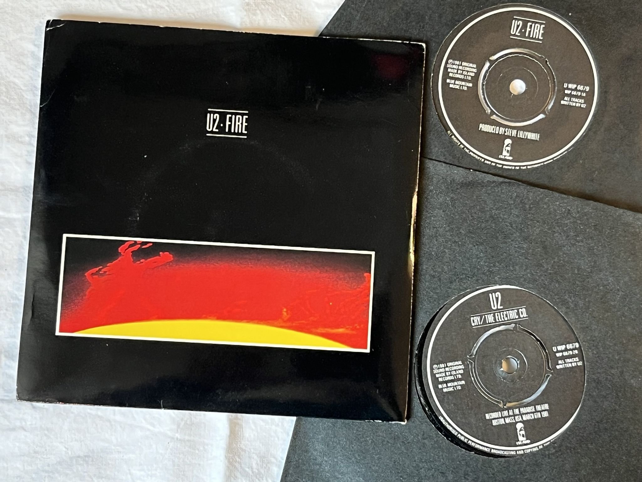 Omslagsbild för skivan U2 Fire 2x7"single -81 ISLAND U WIP 6679
