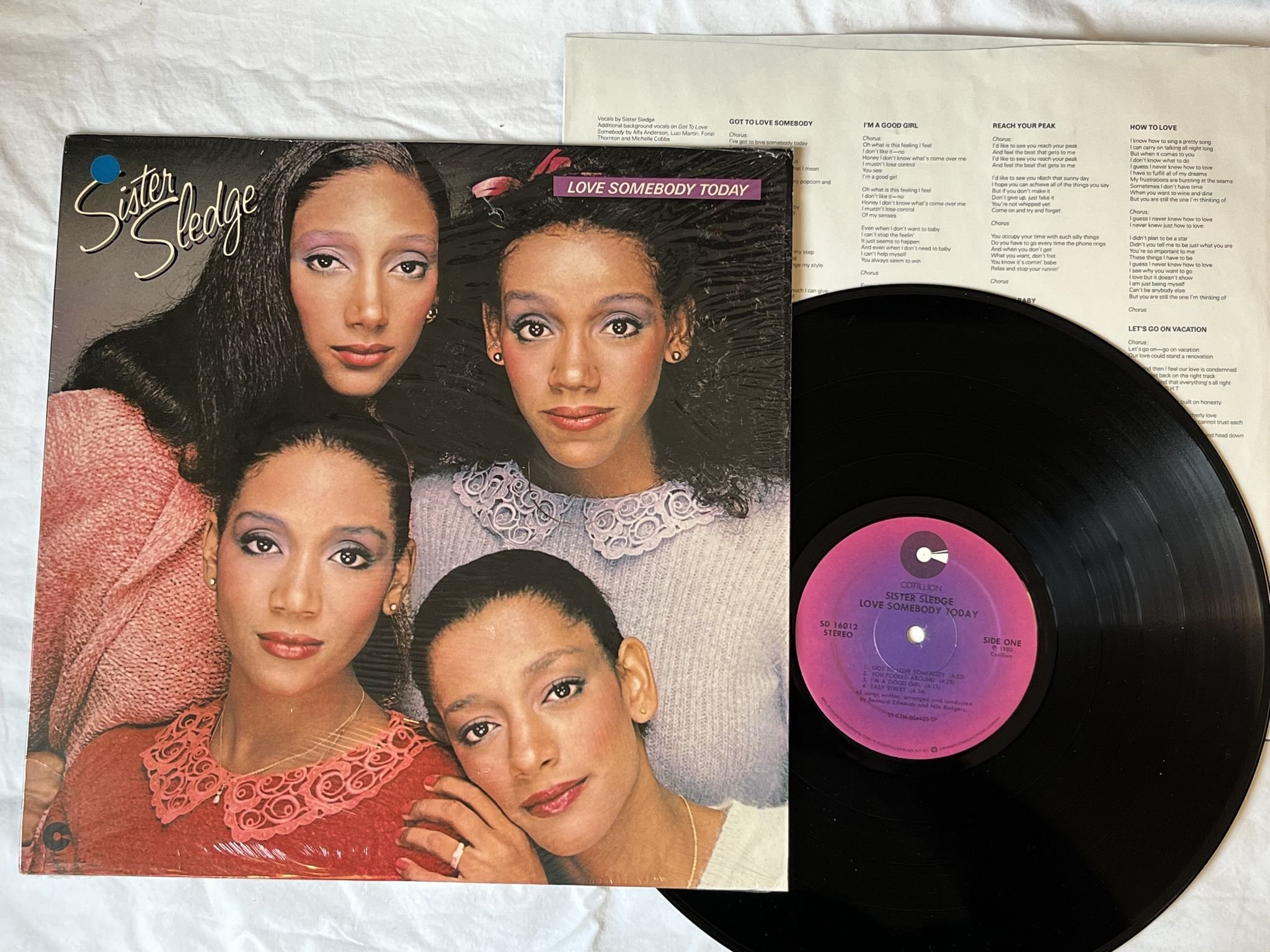 Omslagsbild för skivan SISTER SLEDGE love somebody today LP -80 US COTILLION SD 16012