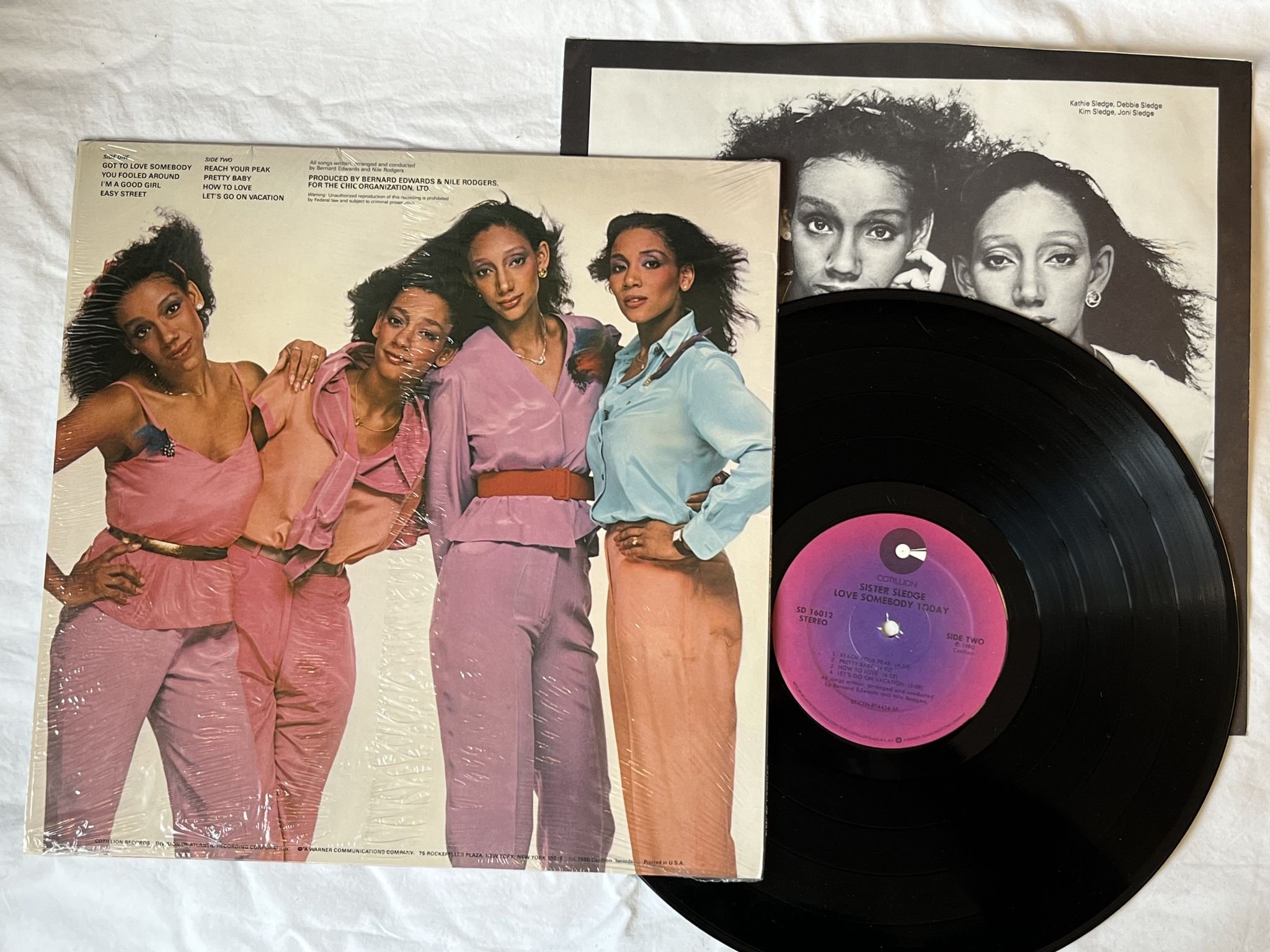 Omslagsbild för skivan SISTER SLEDGE love somebody today LP -80 US COTILLION SD 16012
