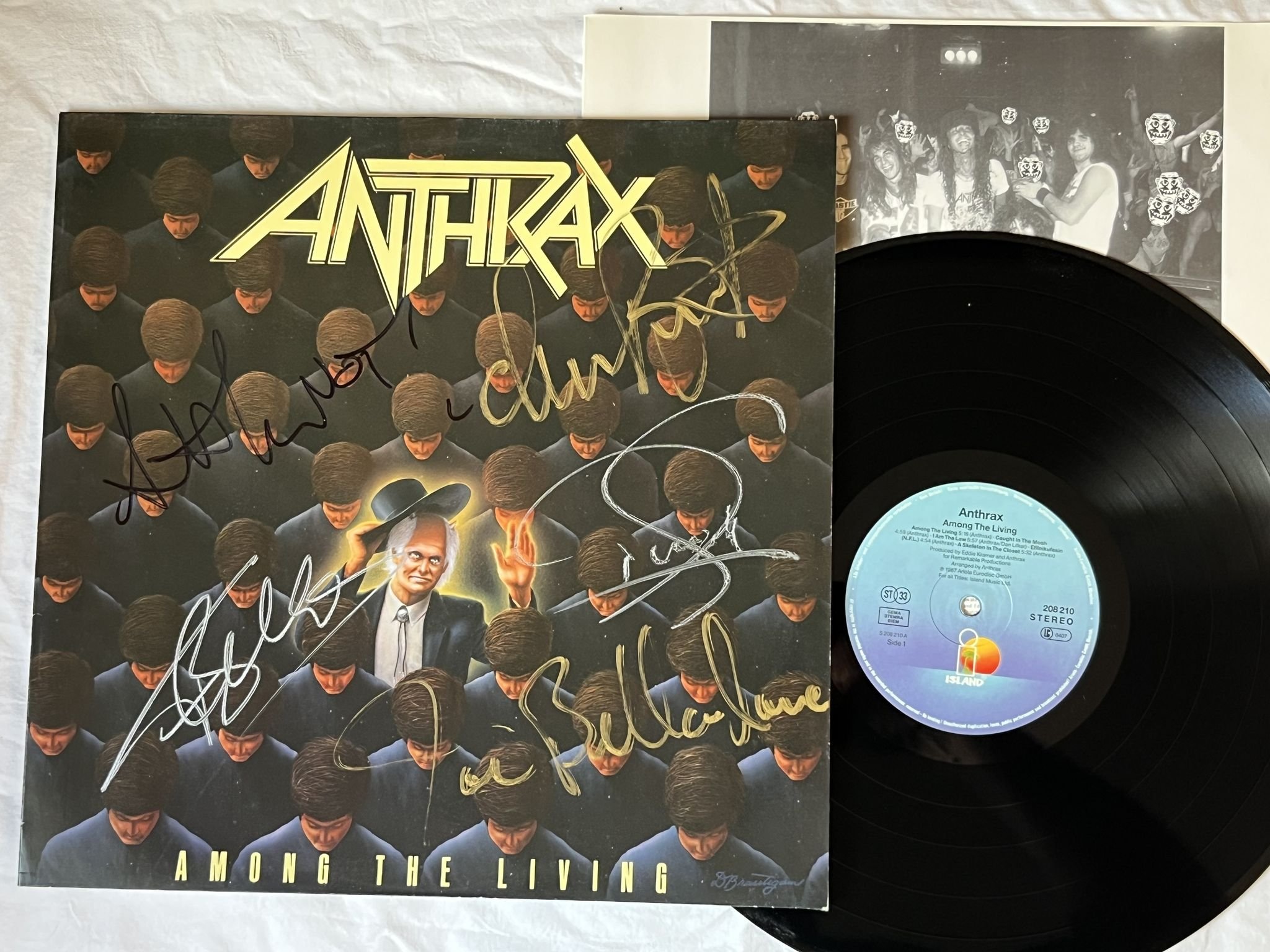 Omslagsbild för skivan ANTHRAX among the living LP -87 ISLAND 208 210 *** FULLY SIGNED ***