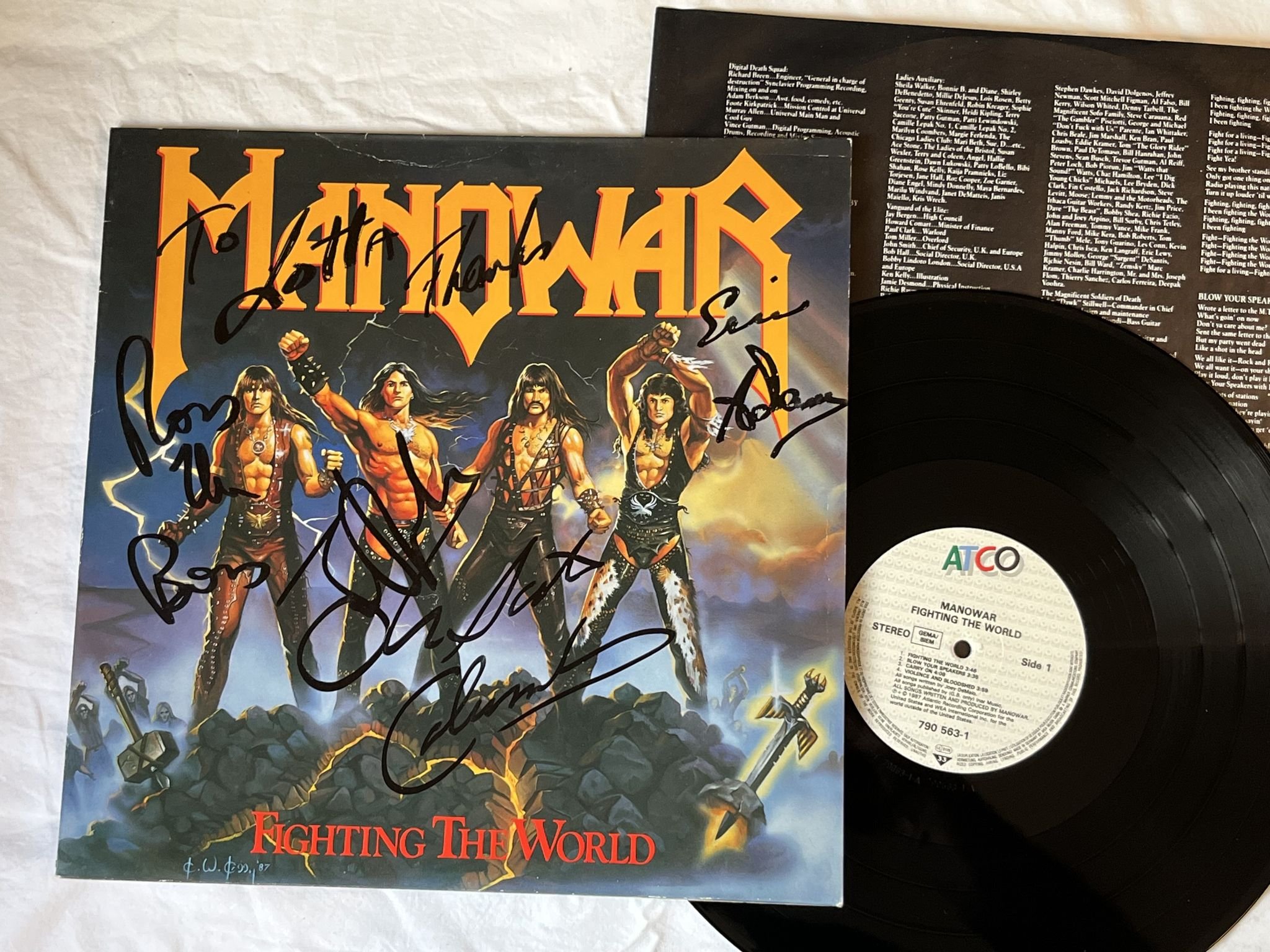 Omslagsbild för skivan MANOWAR fighting the world LP -87 ATCO 790 563-1 *** FULLY SIGNED ***