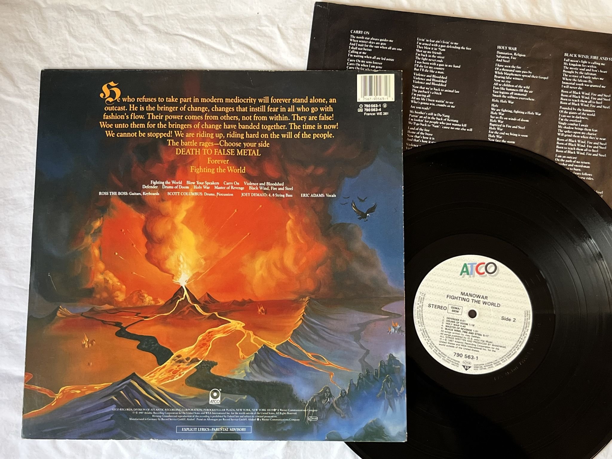 Omslagsbild för skivan MANOWAR fighting the world LP -87 ATCO 790 563-1 *** FULLY SIGNED ***