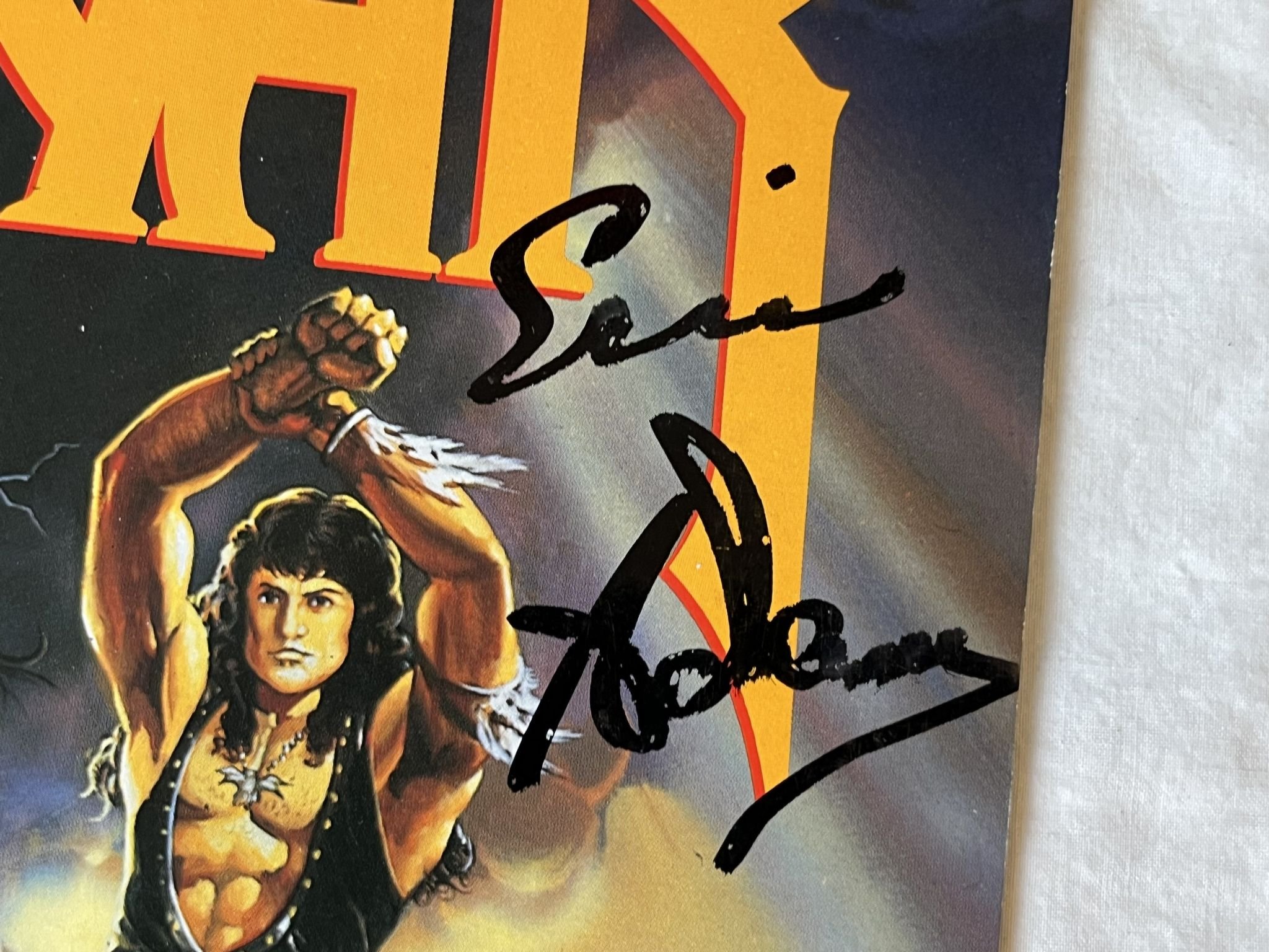 Omslagsbild för skivan MANOWAR fighting the world LP -87 ATCO 790 563-1 *** FULLY SIGNED ***