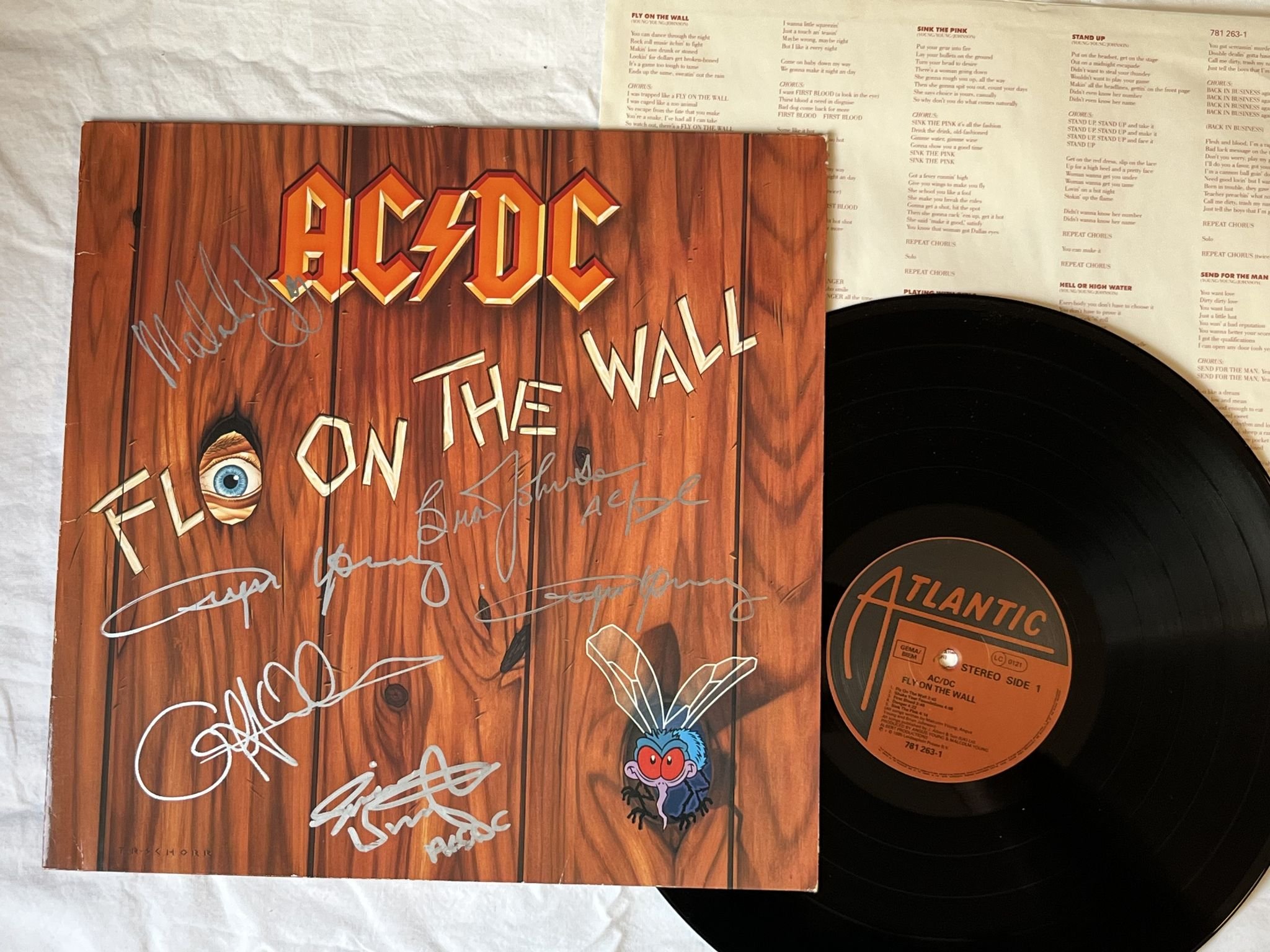 Omslagsbild för skivan AC/DC fly on the wall LP -85 ATLANTIC 781 263-1 *** FULLY SIGNED !! WOW !! ***