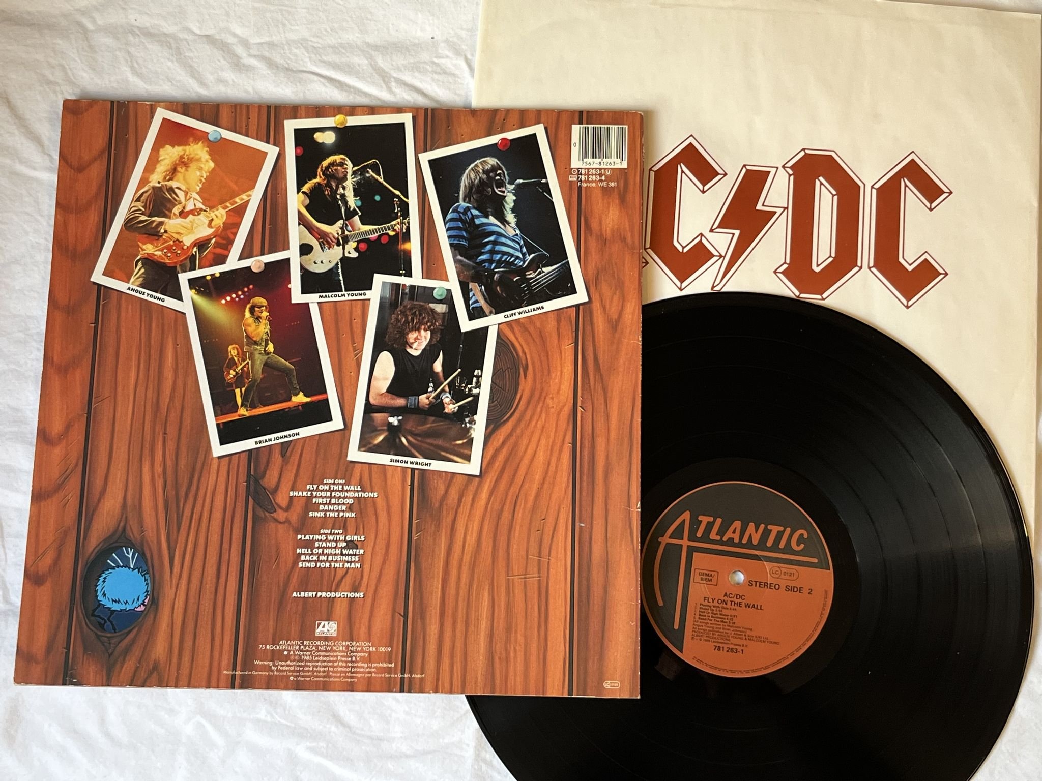 Omslagsbild för skivan AC/DC fly on the wall LP -85 ATLANTIC 781 263-1 *** FULLY SIGNED !! WOW !! ***