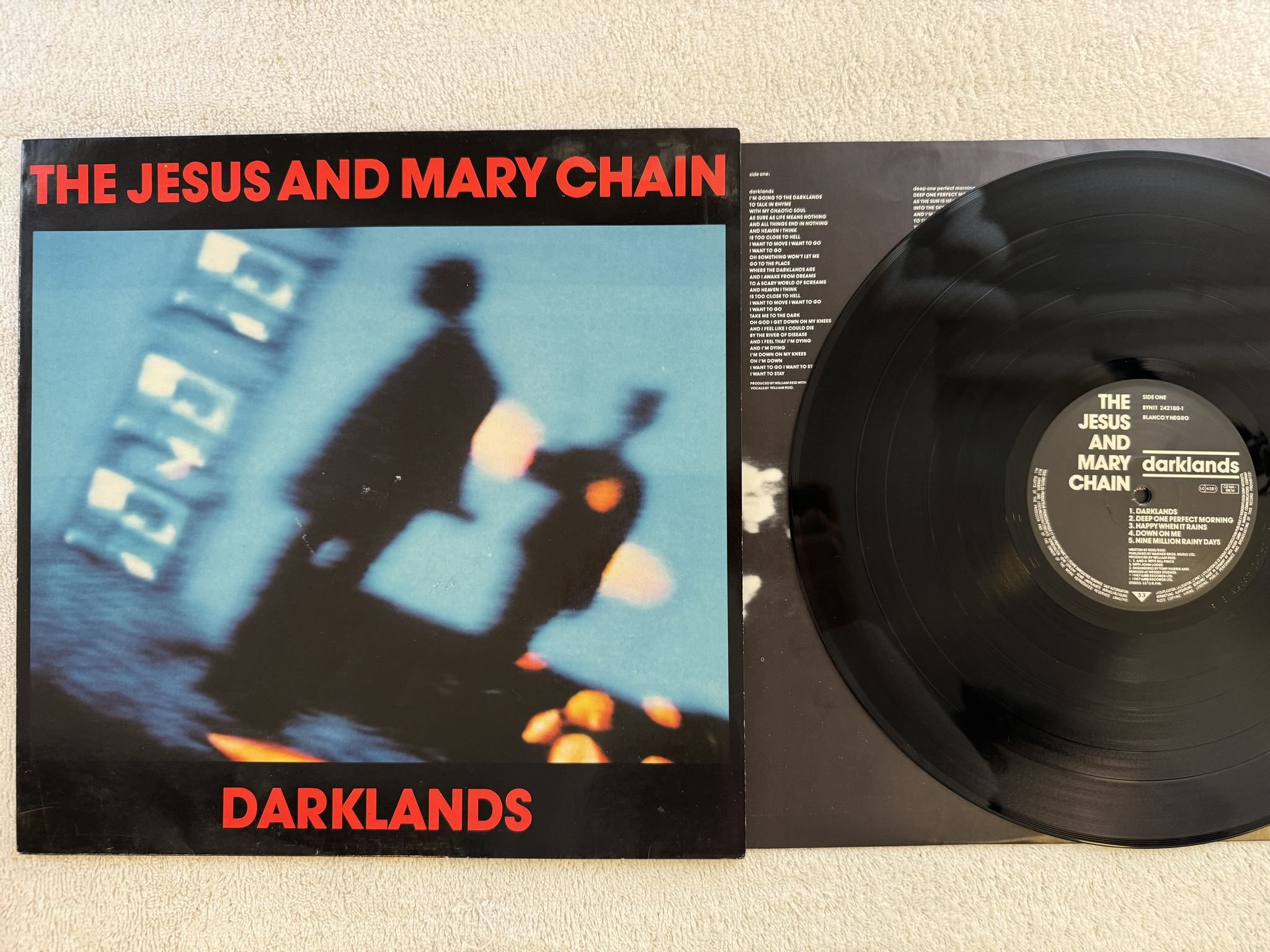 Omslagsbild för skivan THE JESUS AND MARY CHAIN darklands LP -87 BLANCO Y NEGRO 242180-1