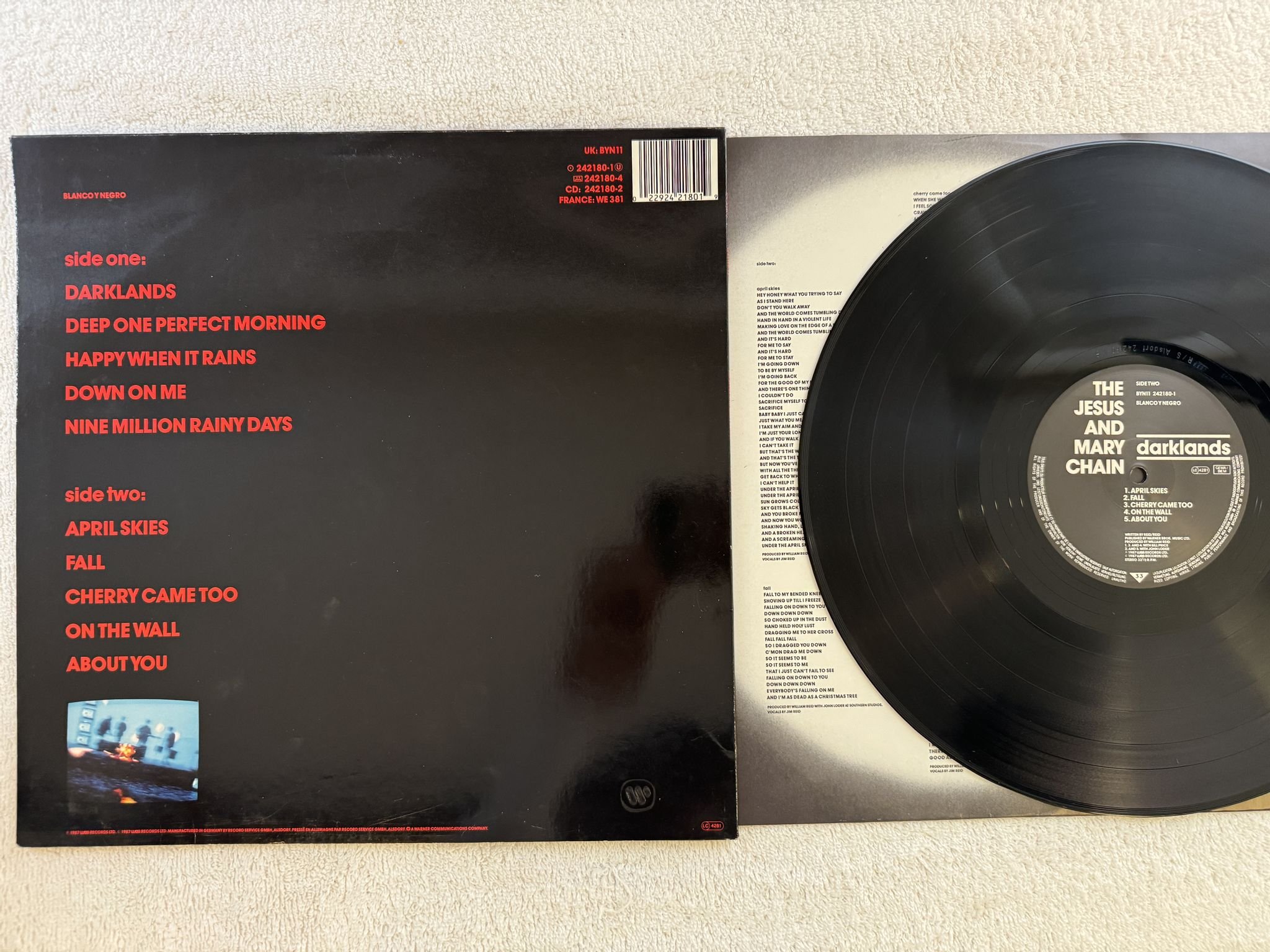 Omslagsbild för skivan THE JESUS AND MARY CHAIN darklands LP -87 BLANCO Y NEGRO 242180-1