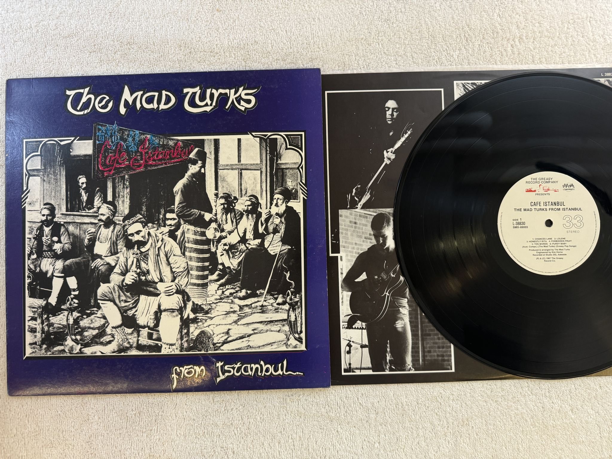 Omslagsbild för skivan The Mad Turks From Istanbul – Cafe Istanbul LP -87 Australia L-38830