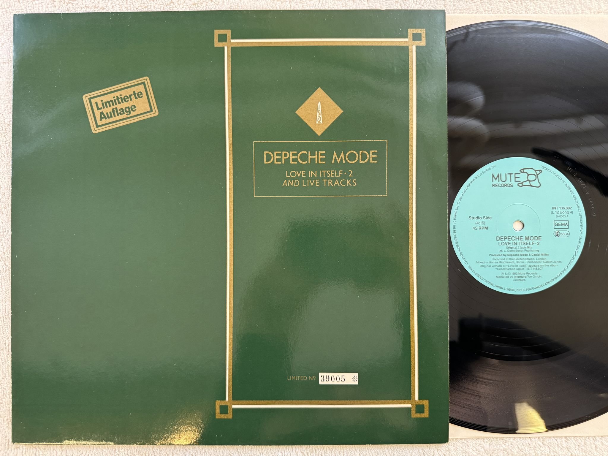 Omslagsbild för skivan DEPECHE MODE Love In Itself · 2 And Live Tracks 12" -83 Ger MUTE INT 136.802