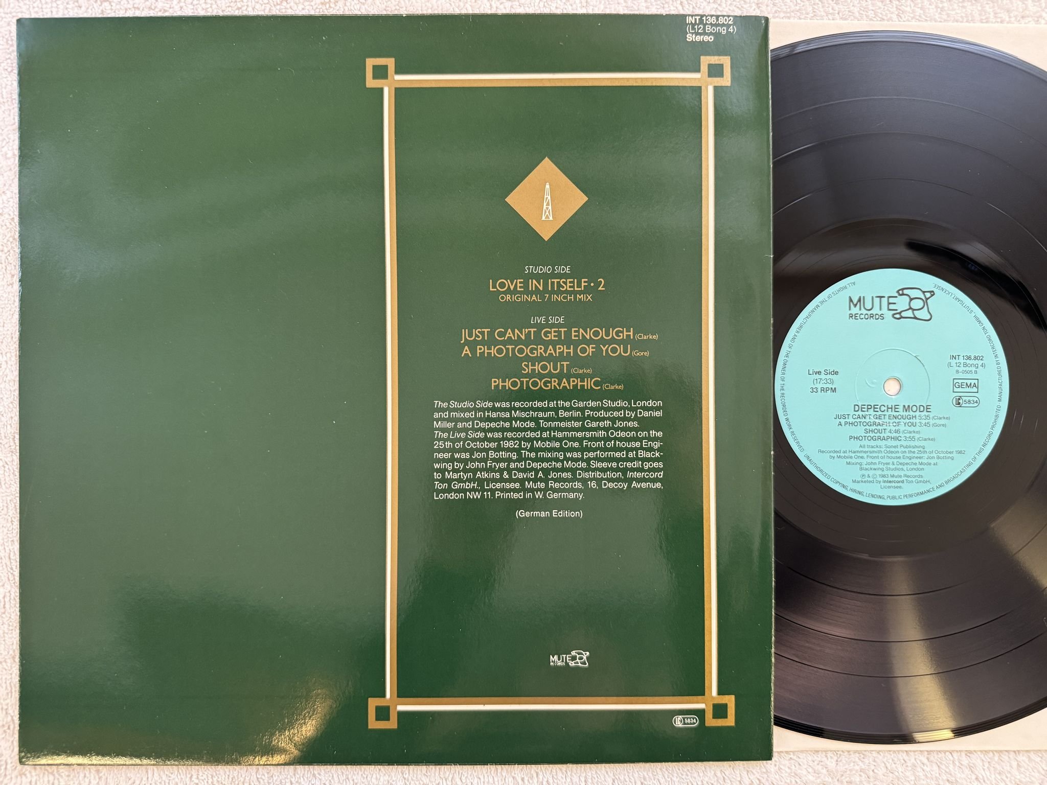 Omslagsbild för skivan DEPECHE MODE Love In Itself · 2 And Live Tracks 12" -83 Ger MUTE INT 136.802
