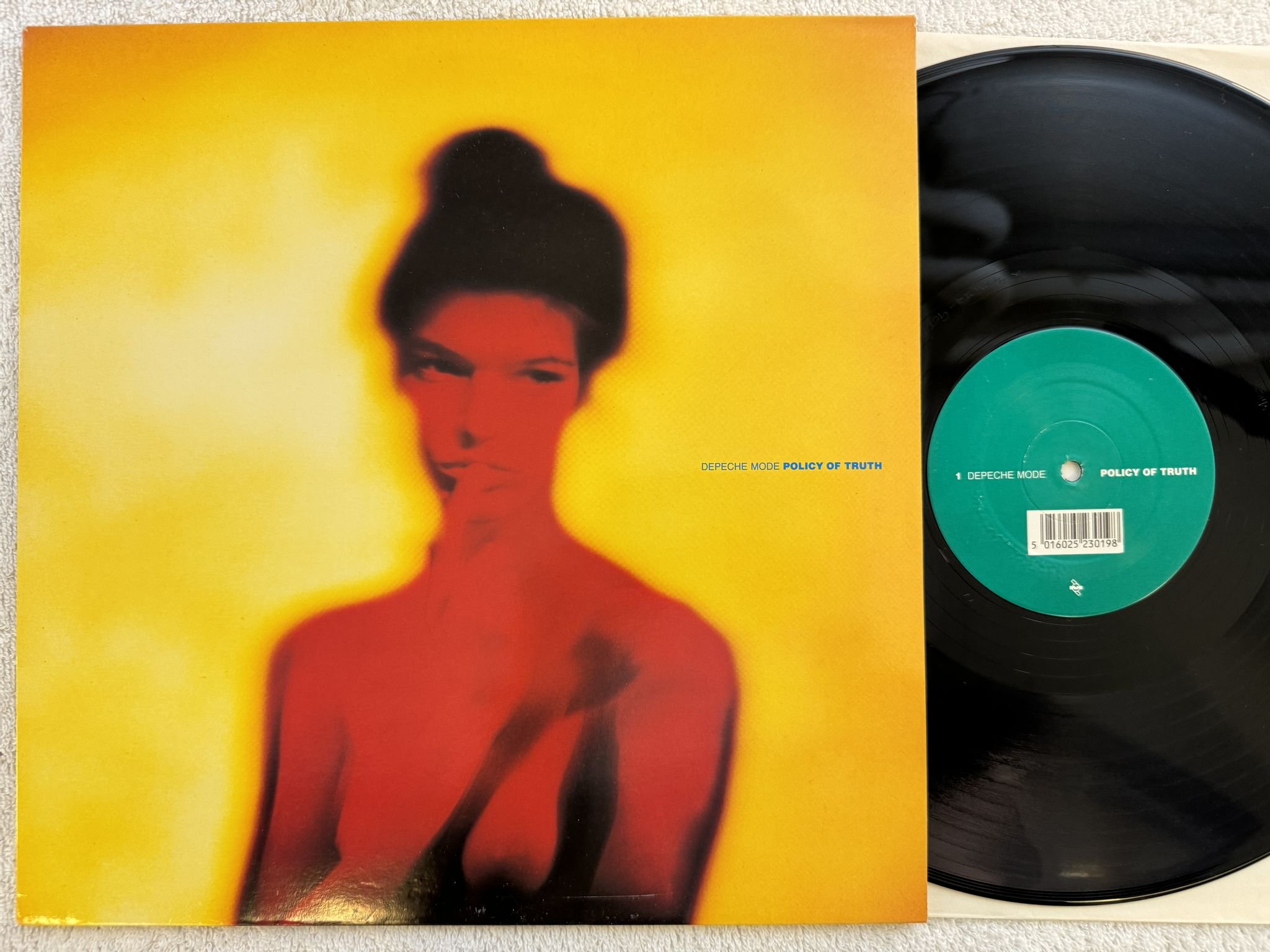 Omslagsbild för skivan DEPECHE MODE policy of truth 12" -90 MUTE 12 BONG 19