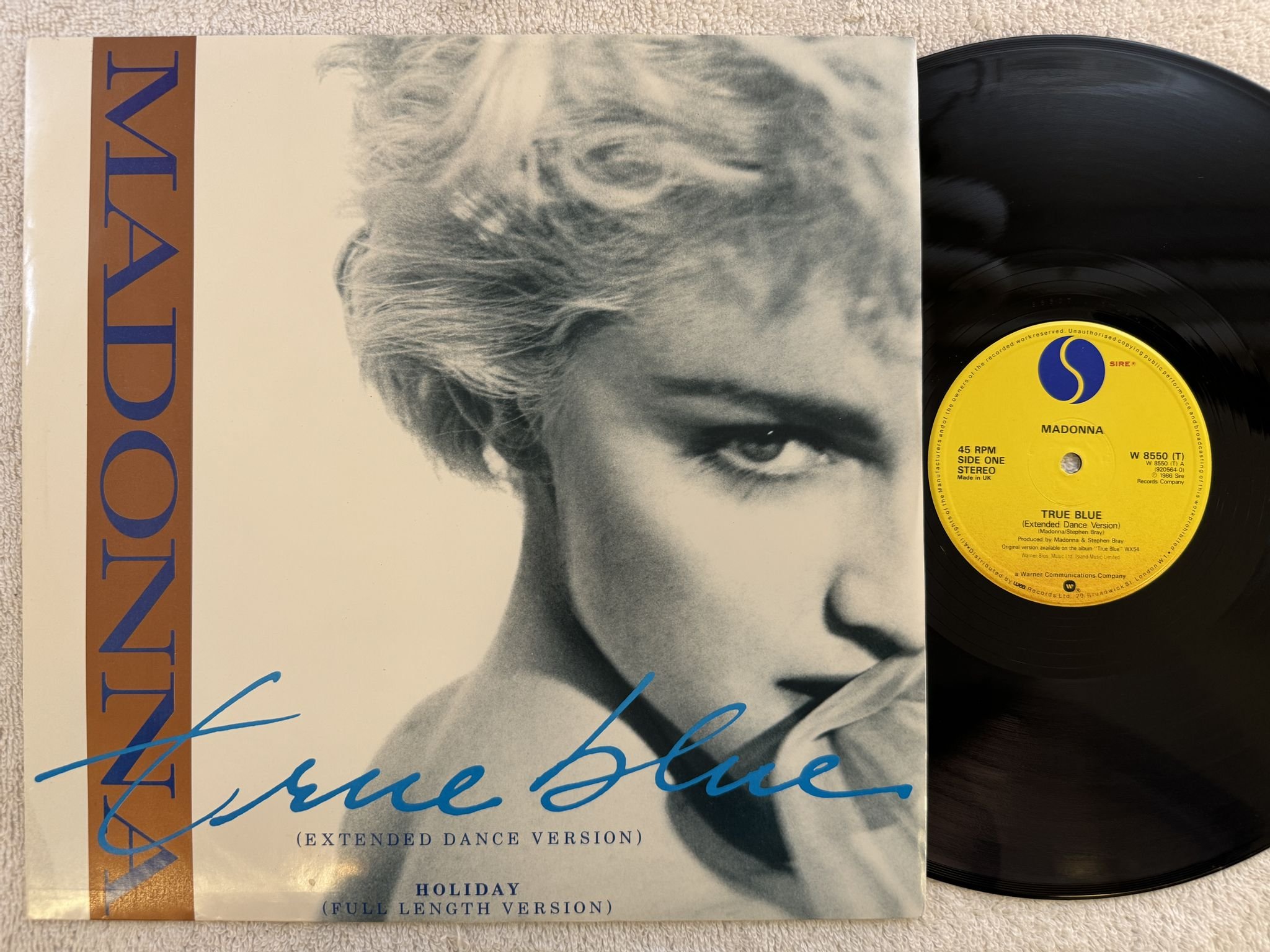 Omslagsbild för skivan MADONNA true blue 12" -86 UK SIRE W 8550