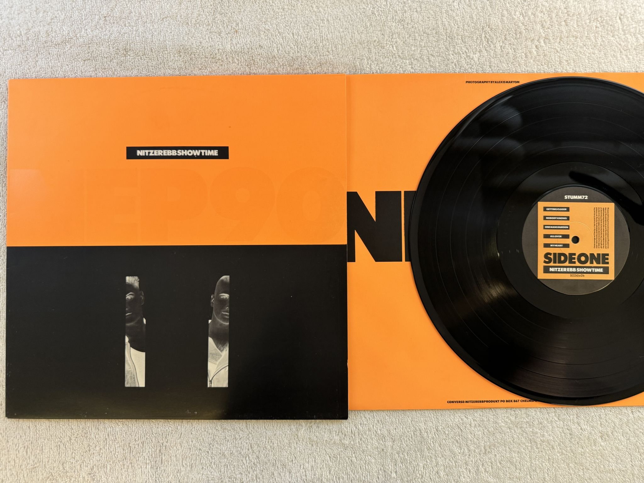 Omslagsbild för skivan NITZER EBB showtime LP -90 ncb MUTE STUMM72