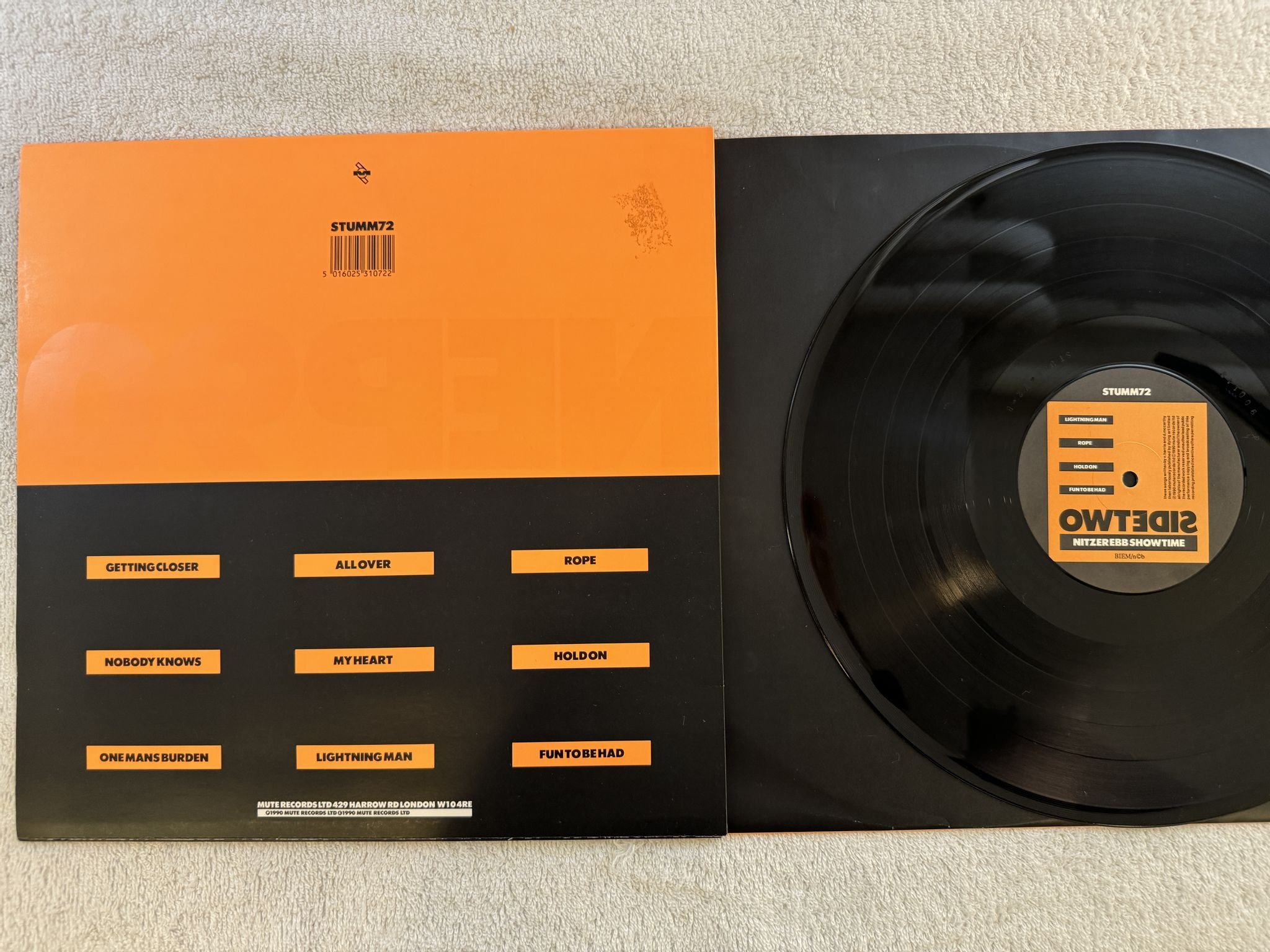 Omslagsbild för skivan NITZER EBB showtime LP -90 ncb MUTE STUMM72