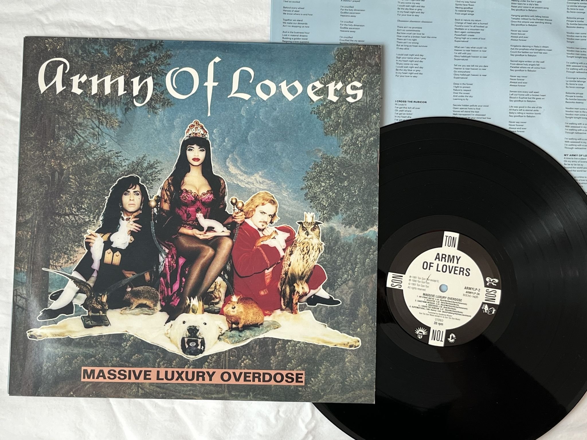 Omslagsbild för skivan ARMY OF LOVERS massive luxury overdose LP -91 ncb TON SON TON ARMYLP-2