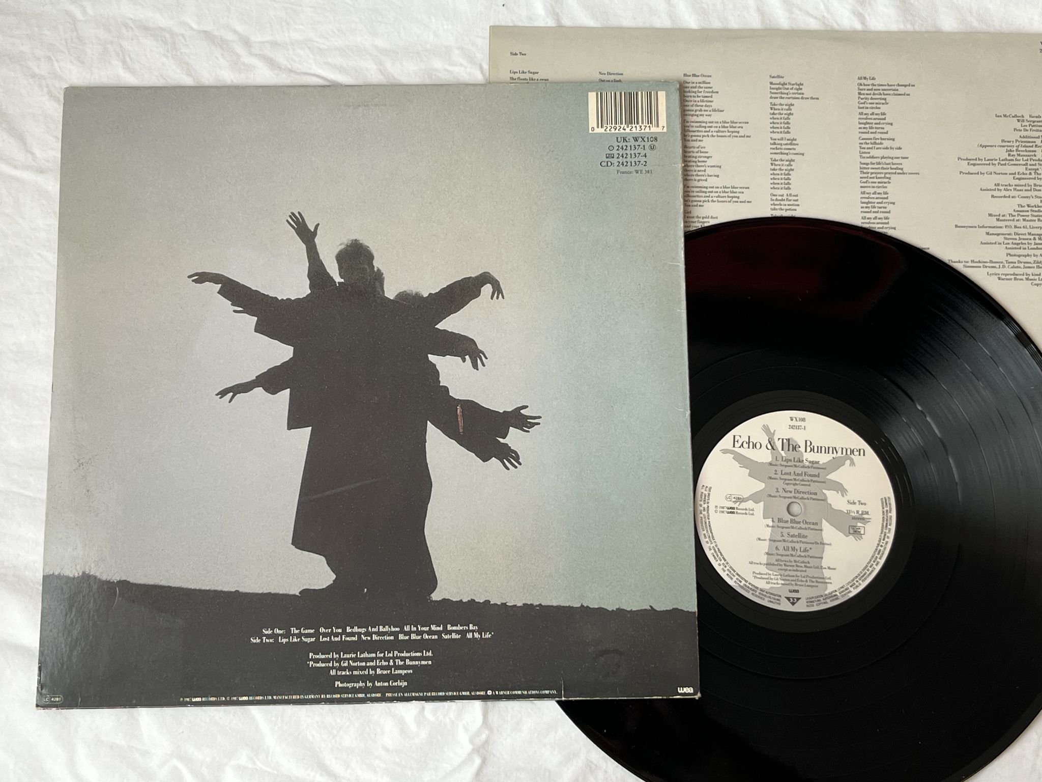 Omslagsbild för skivan ECHO AND THE BUNNYMEN s/t LP -87 WEA 242137-1 **** Fully Signed ****
