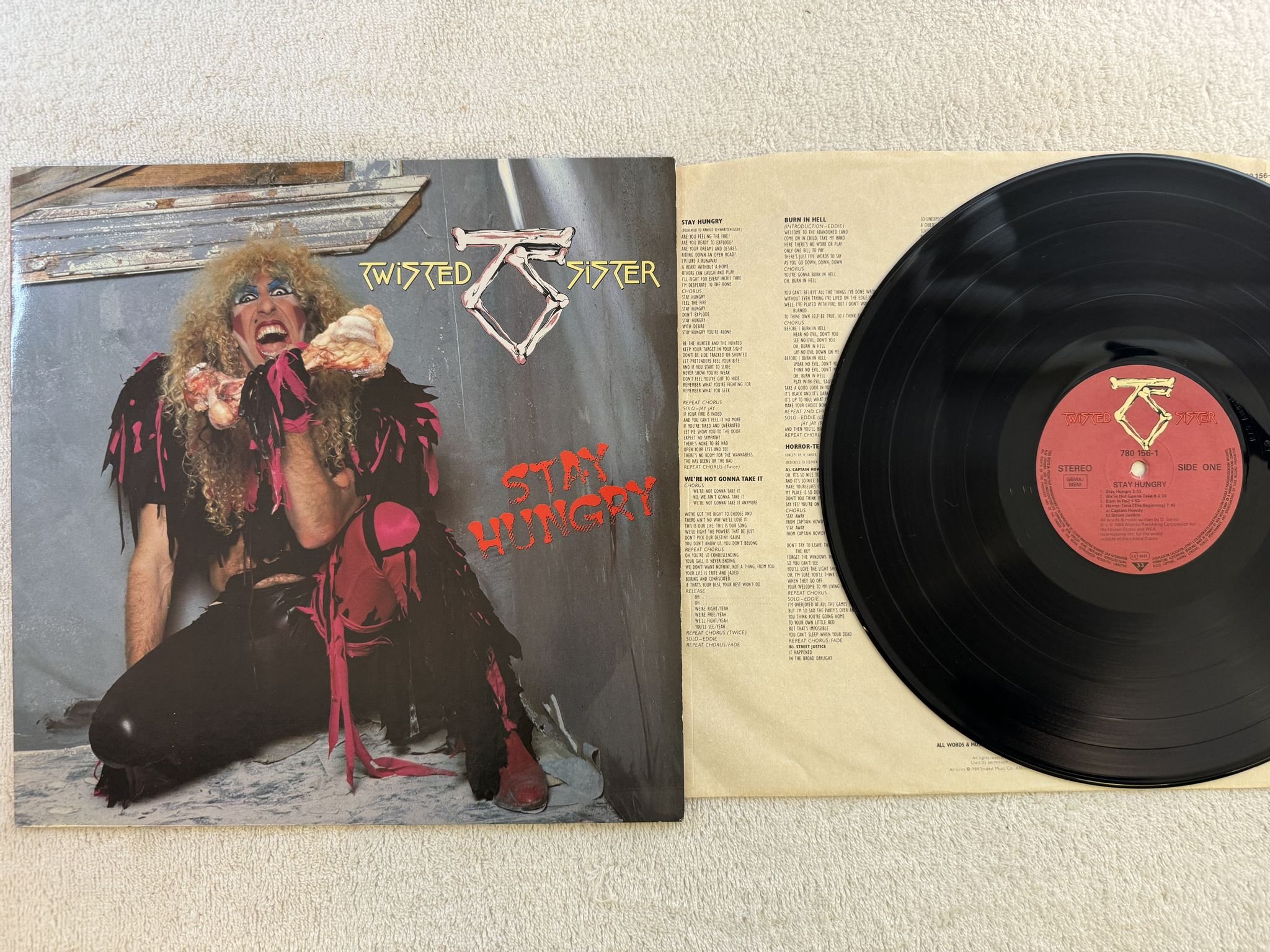 Omslagsbild för skivan TWISTED SISTER stay hungry LP -84 Ger ATLANTIC 780156-1