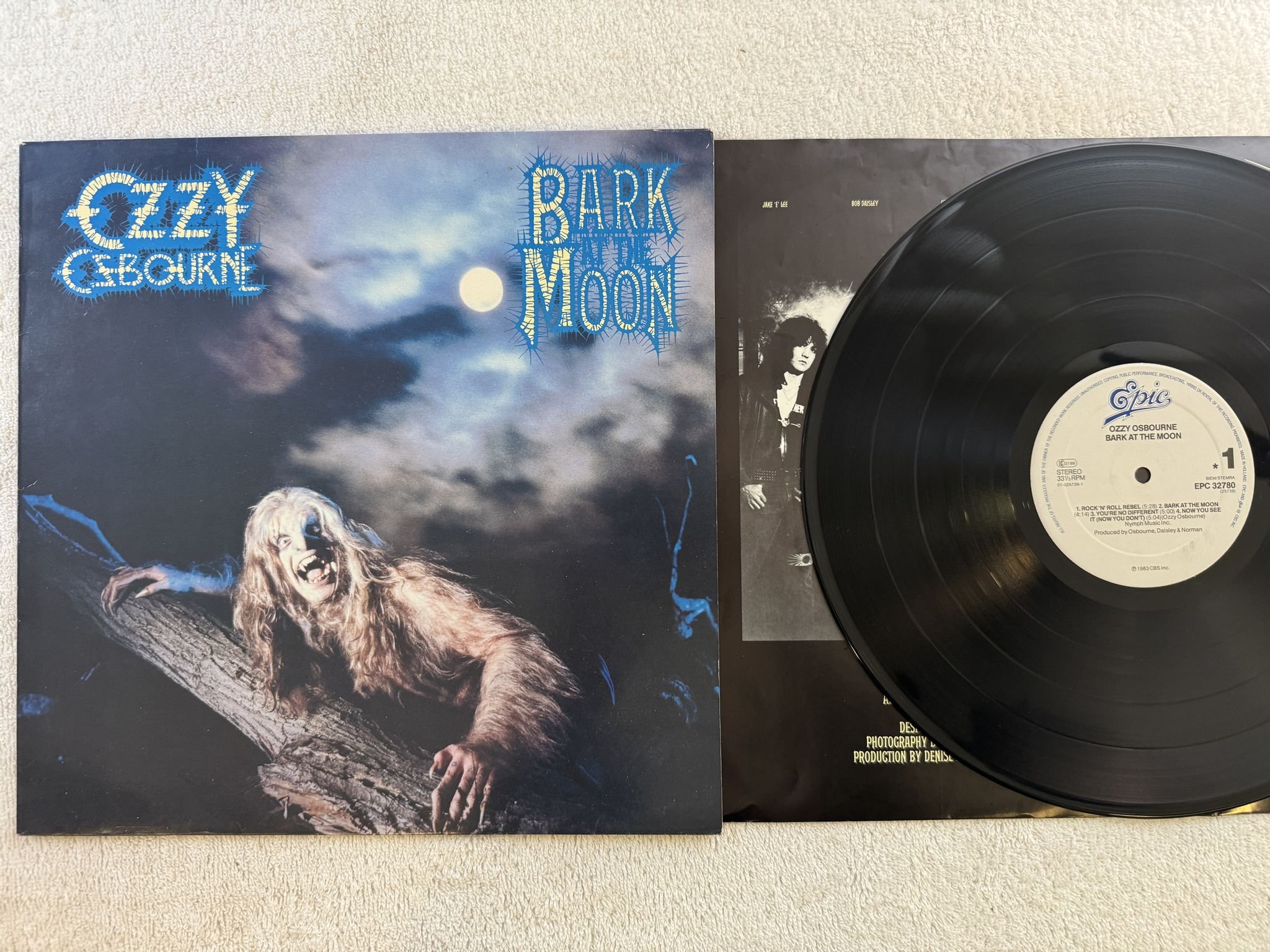 Omslagsbild för skivan OZZY OSBOURNE bark at the moon LP -83 Hol EPIC EPC 32780