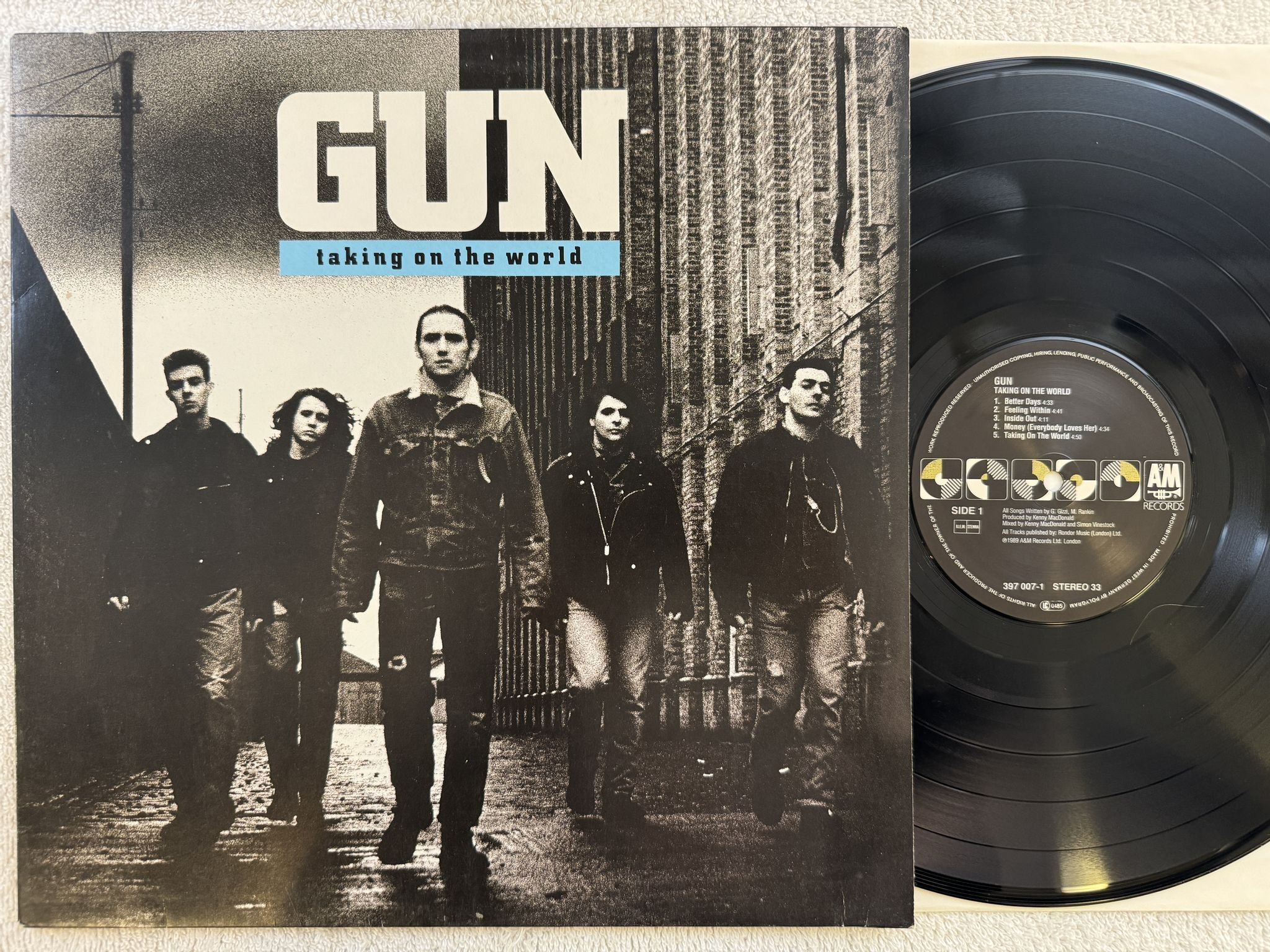 Omslagsbild för skivan GUN taking on the world LP -89 A&M 397 007-1