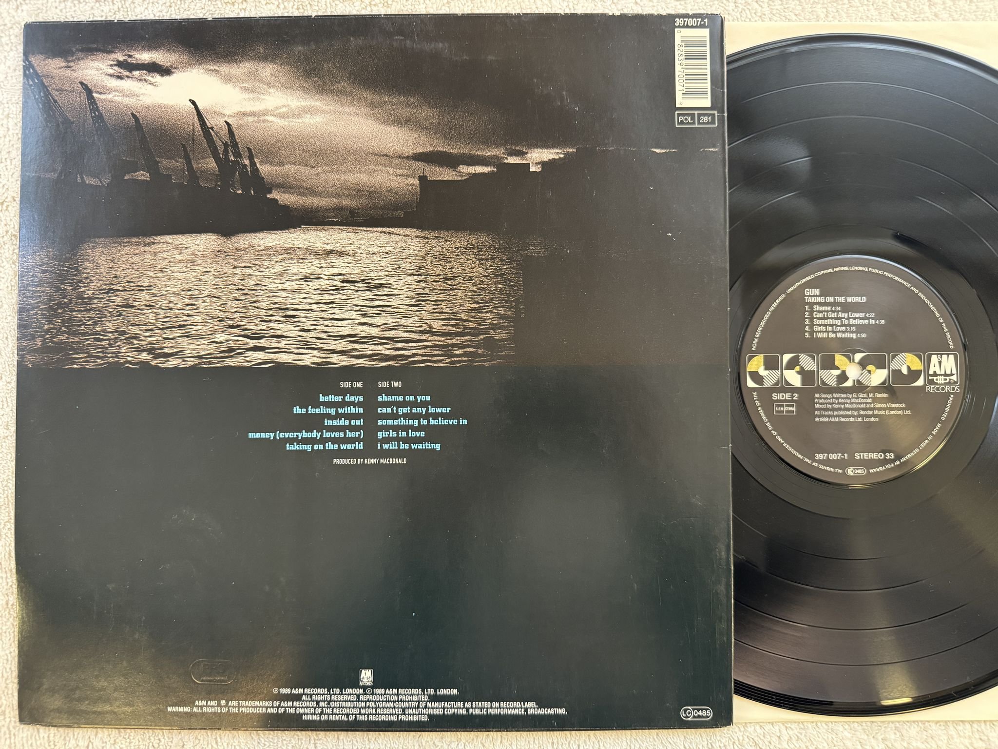 Omslagsbild för skivan GUN taking on the world LP -89 A&M 397 007-1