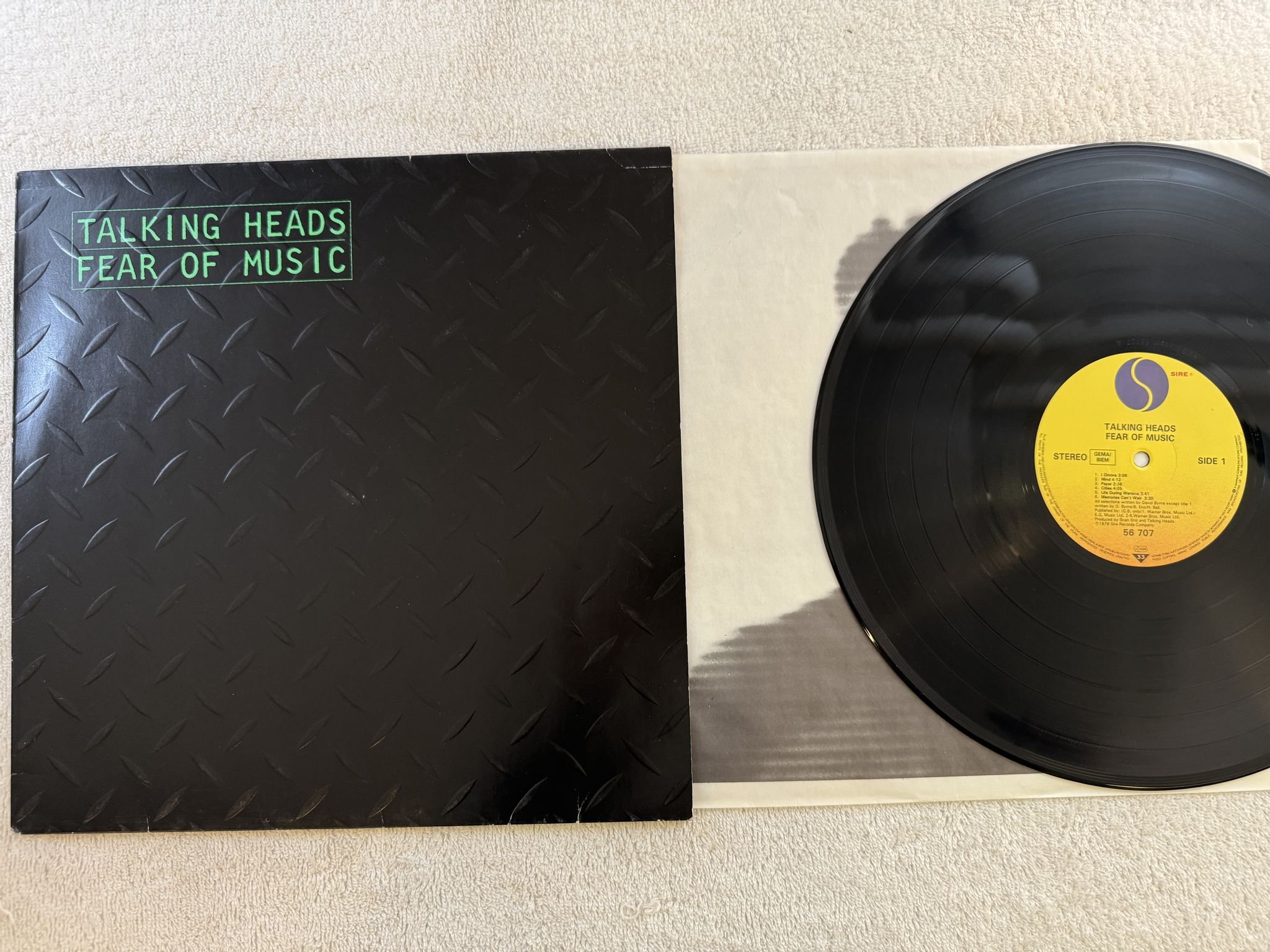 Omslagsbild för skivan TALKING HEADS fear of music LP Ger SIRE 56707 ** EMBOSSED COVER **