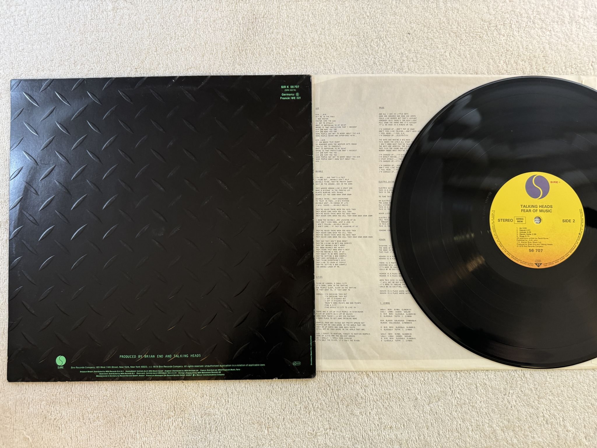 Omslagsbild för skivan TALKING HEADS fear of music LP Ger SIRE 56707 ** EMBOSSED COVER **