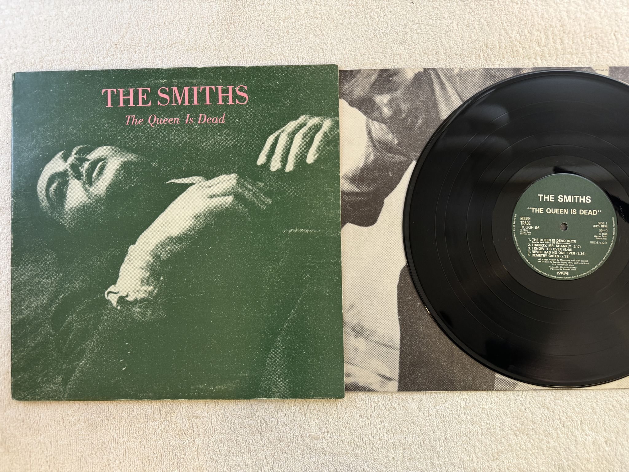 Omslagsbild för skivan THE SMITHS the queen is dead LP -86 ncb MNW ROUGH 96