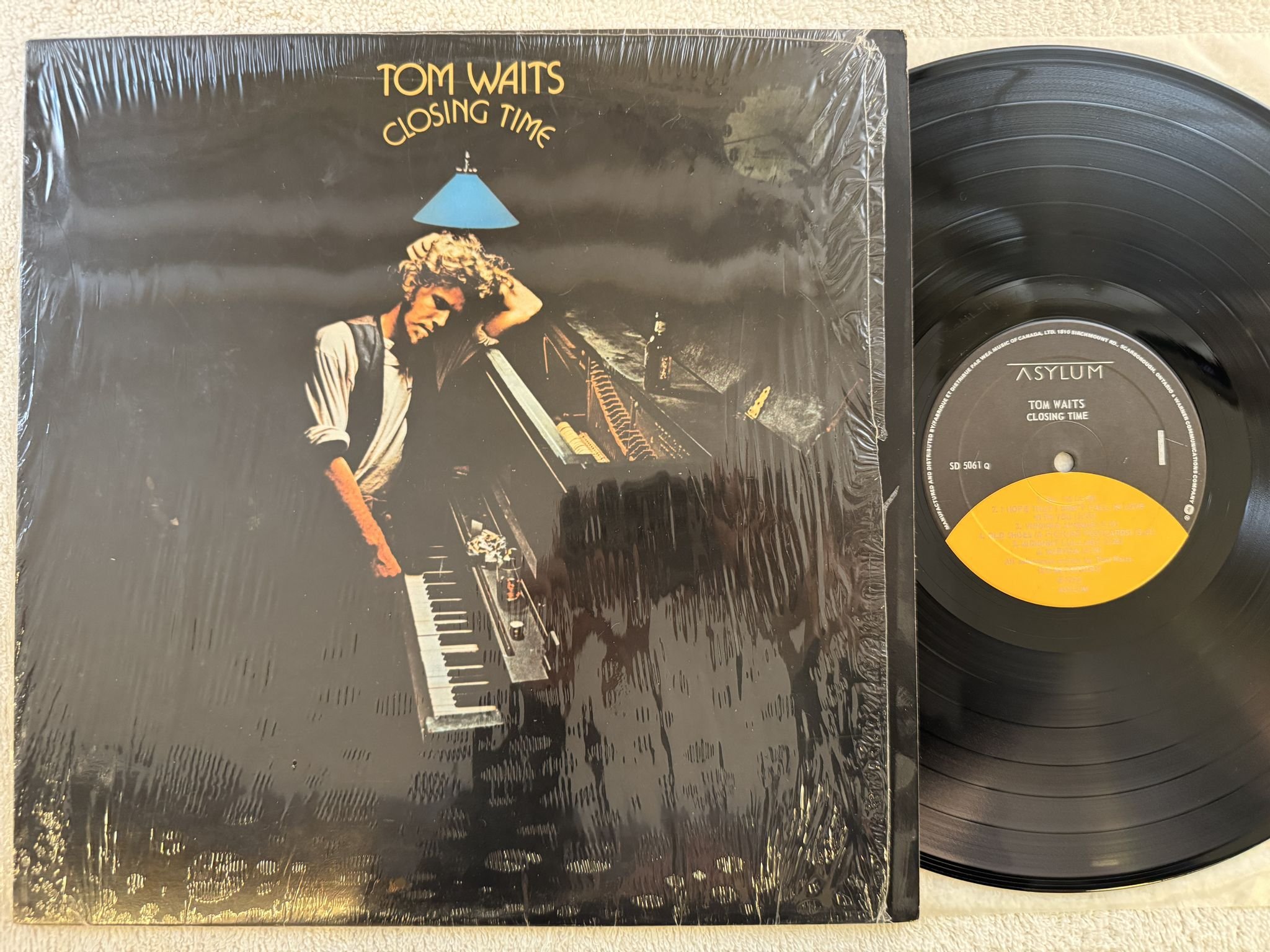Omslagsbild för skivan TOM WAITS closing time LP -73/75 Can ASYLUM SD 5061Q