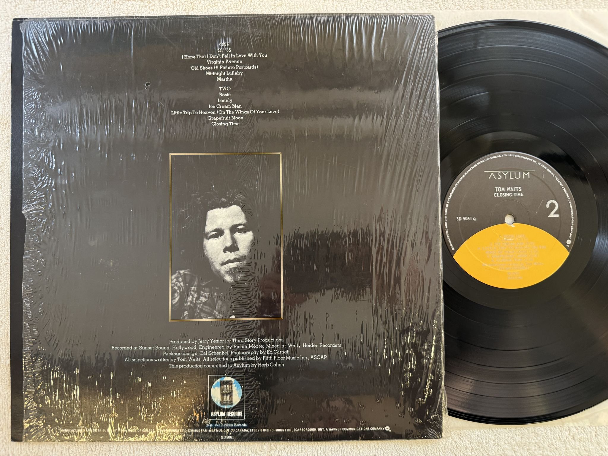Omslagsbild för skivan TOM WAITS closing time LP -73/75 Can ASYLUM SD 5061Q