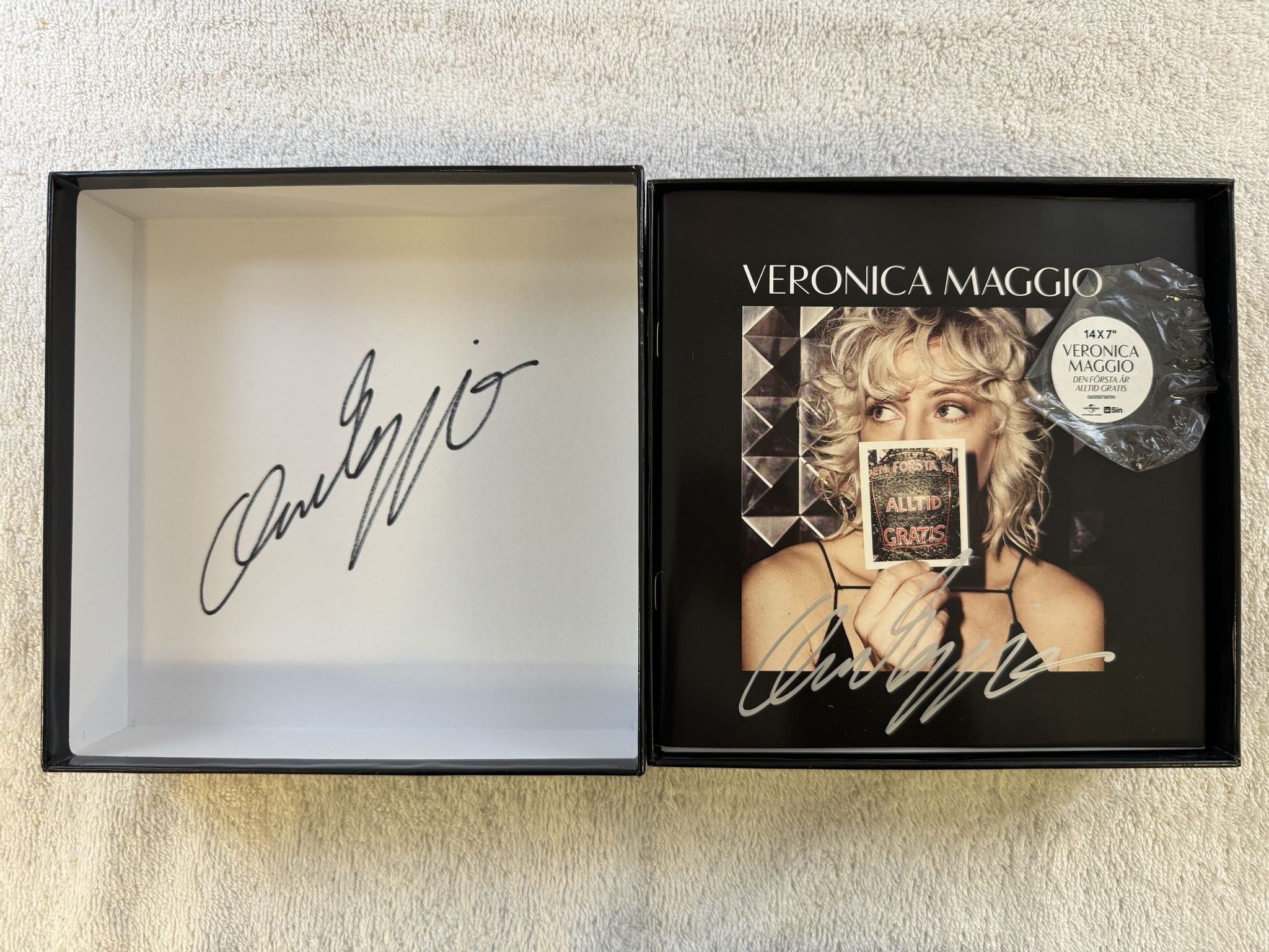 Omslagsbild för skivan VERONICA MAGGIO Den Första Är Alltid Gratis 14x7"single 2017 *** Signed ***